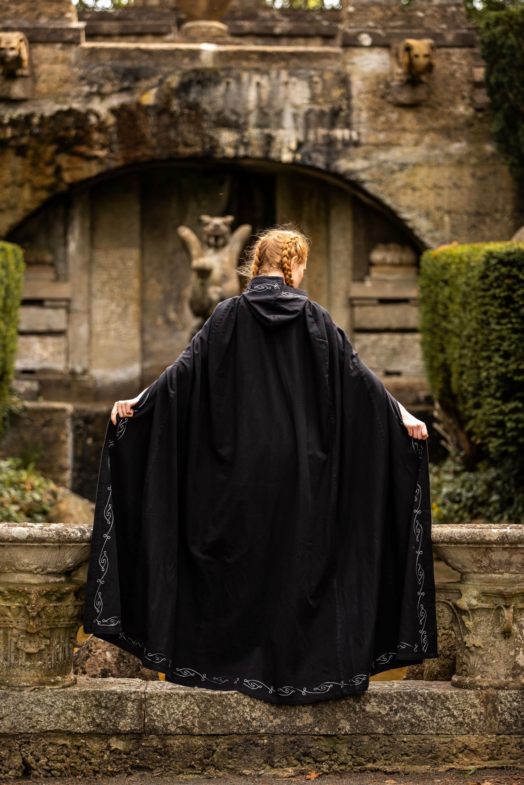 Leonardo Carbone® Unisex Mittelalter Umhang mit Stickerei Erna - Mittelalter Kleidung Damen & Herren, Cape Männer, Hobbit Kostüm, LARP, Wikinger, Cosplay, Halloween - 100% Baumwolle