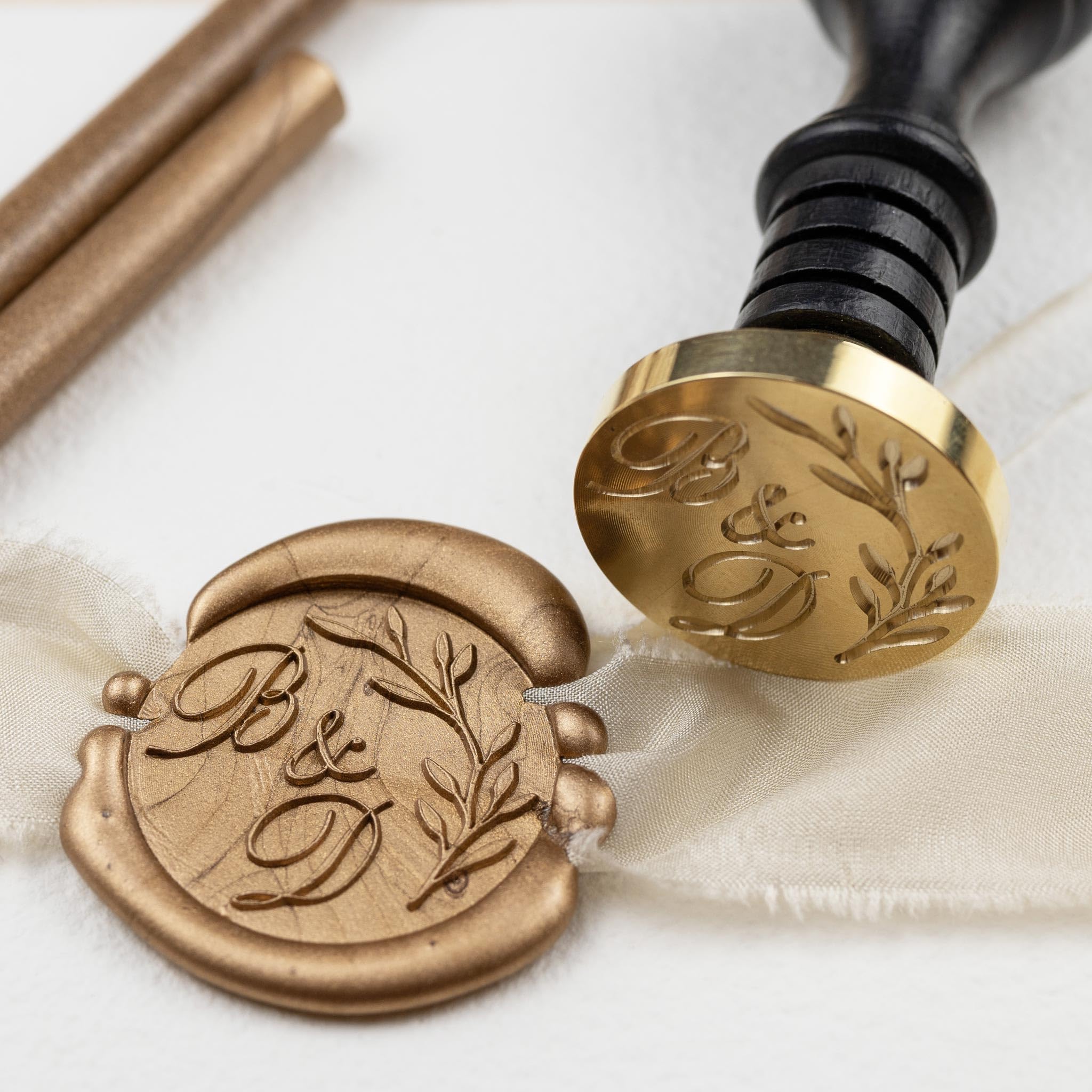 GravurART Siegelstempel personalisiert mit Initialen - Persönliche Siegel auf Einladungen oder Save the Date mit Wachssiegel Stempel Stil Hanna