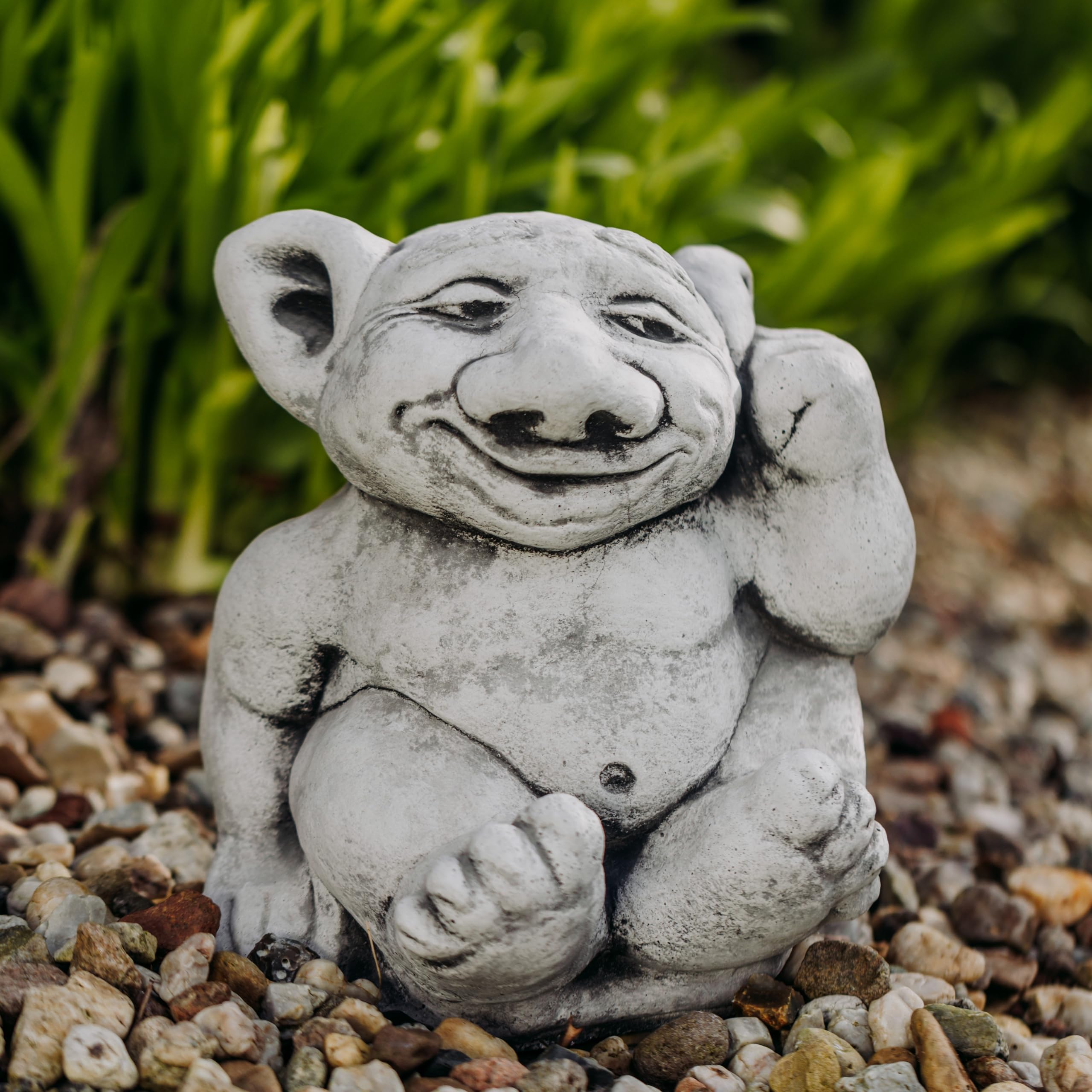 gartendekoparadies.de Massive Steinfigur XXL Troll Modell Finger im Ohr Gnom Wichtel Kobold, Höhe 26 cm, Grau, 14 kg, Figur aus Steinguss frostsicher für den Außenbereich