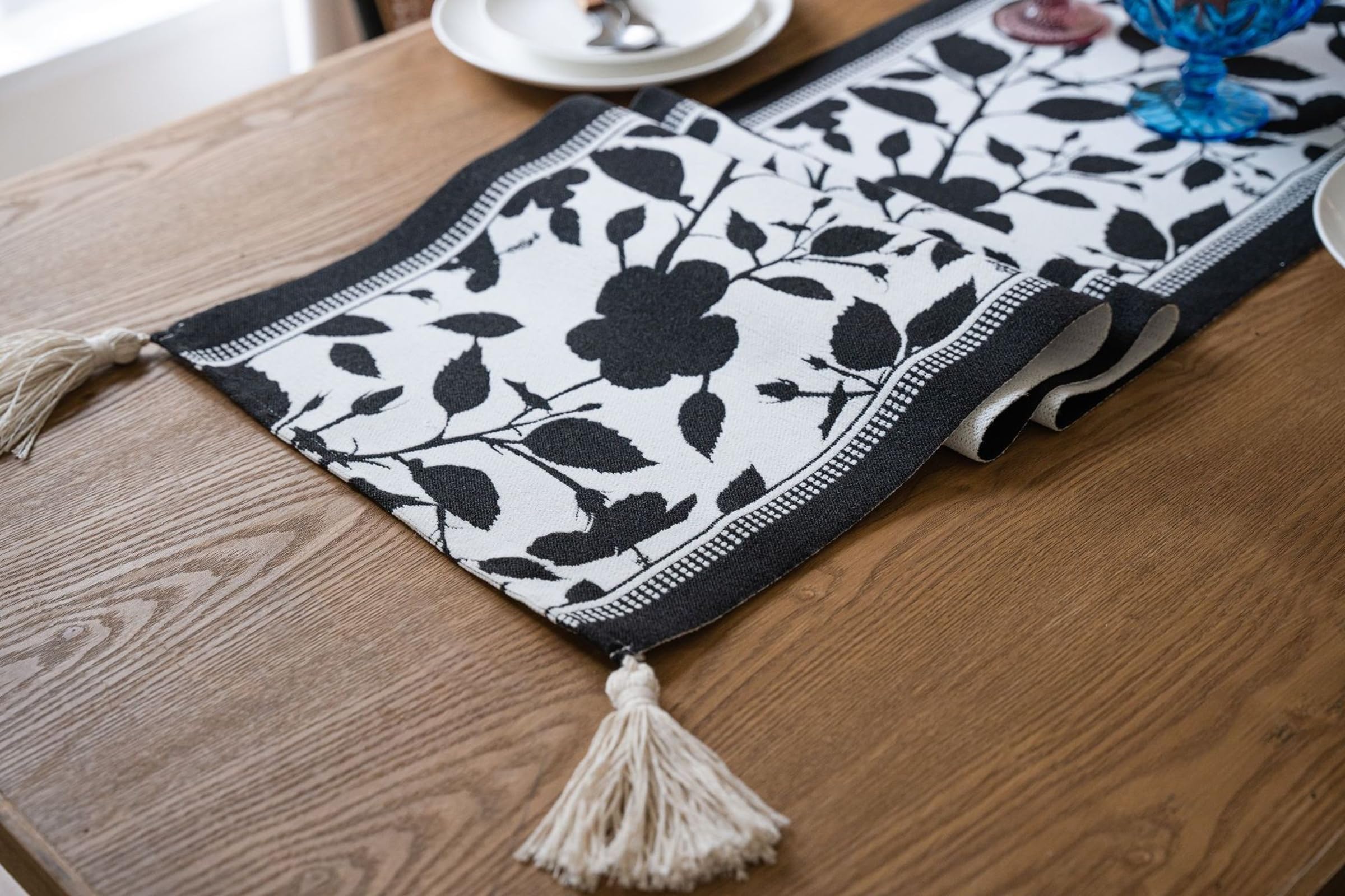 Schwarz Tischläufer Polyester, Dekostoff Tischläufer Abwaschbar Tischband Jacquard Blumen Blätter Muster mit Quasten Tischdecke für Küche Esszimmer Hotels Dekor, 35x200 cm, Schwarz