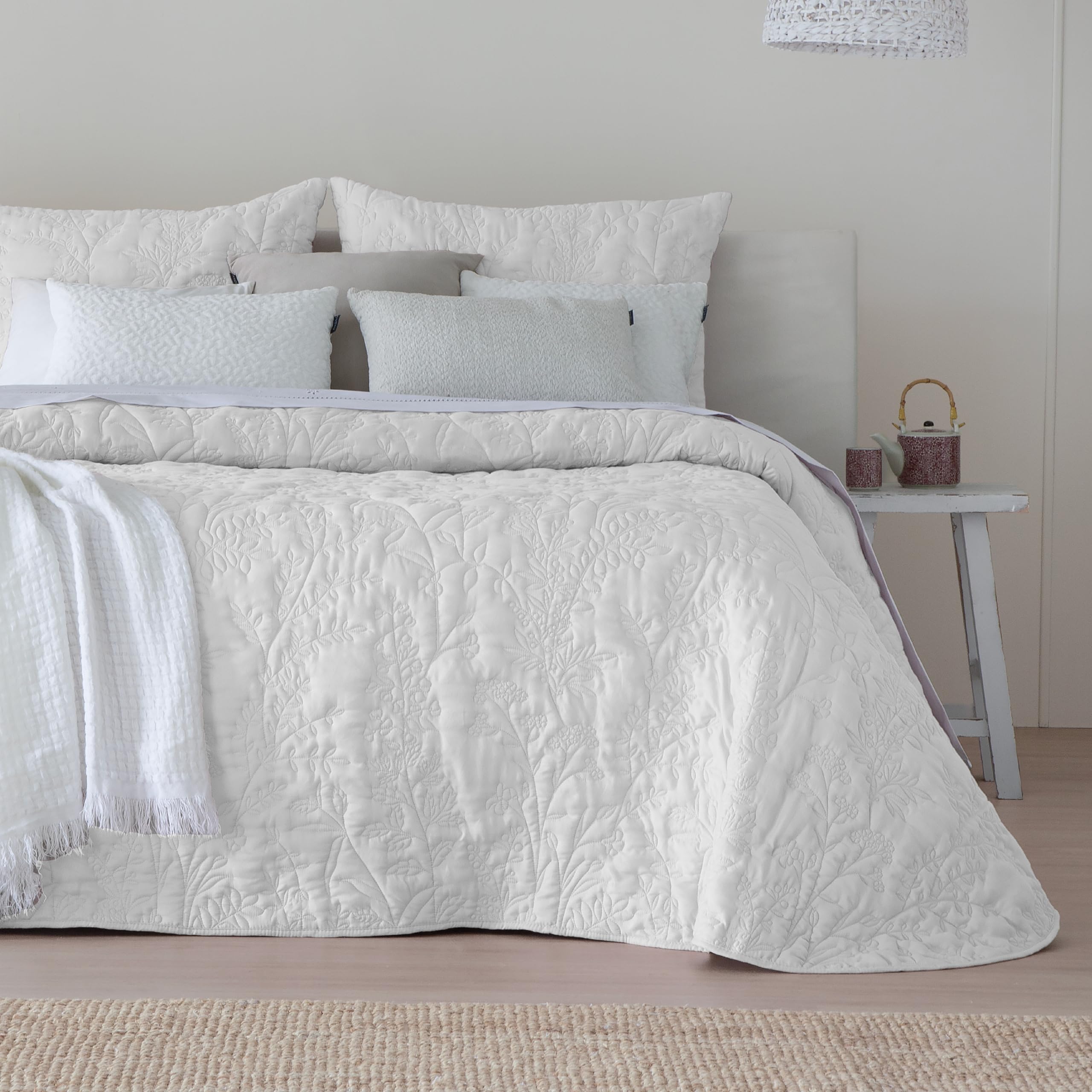 Fundeco - Colcha Entretiempo Cama 150 Diseño Bordado Botánico Color Blanco - Medida 250x270 cm - Incluye 2 Fundas de Cojín 50x70