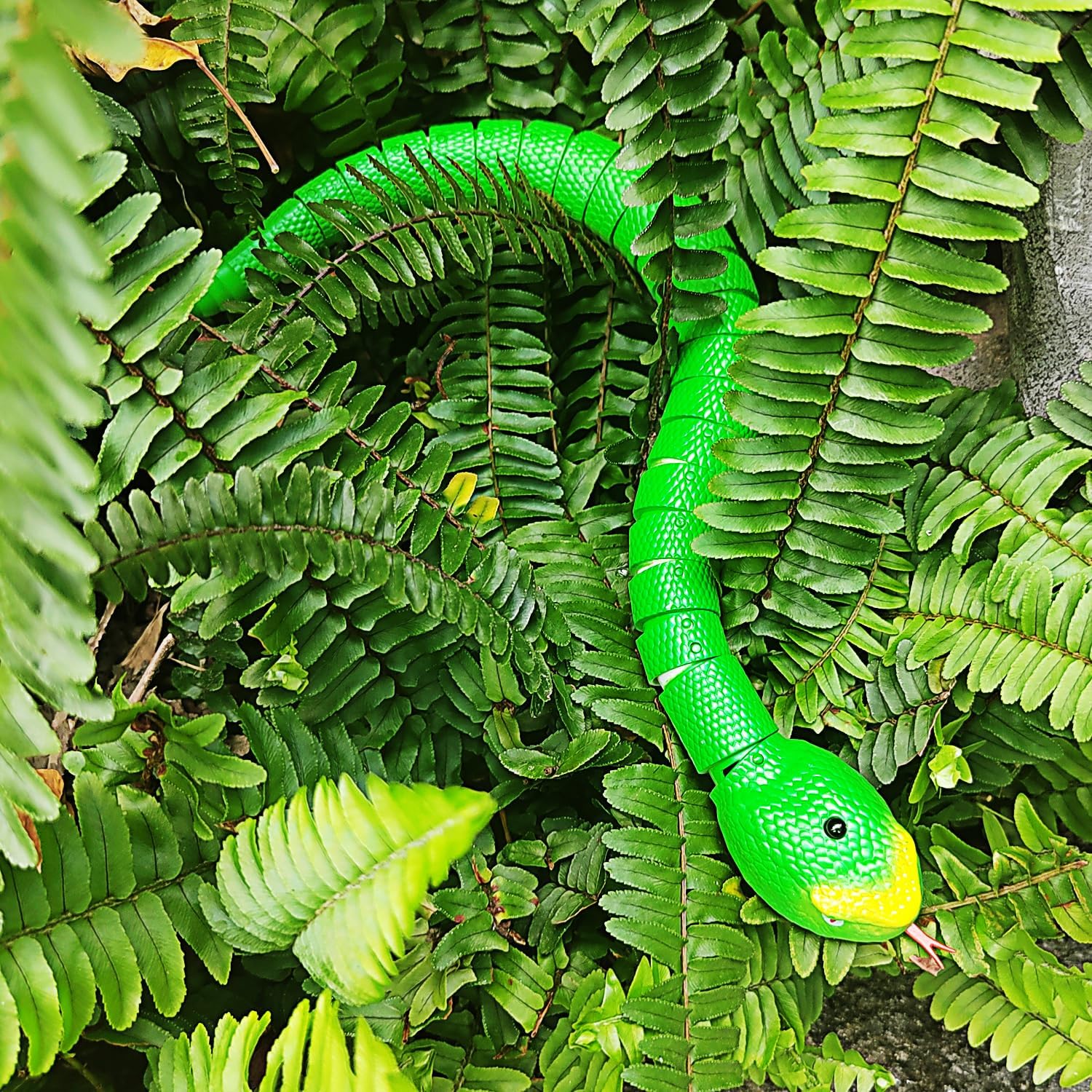 Tipmant RC Snake IR Remote Control Crawlers Fake Realistic Animals Vehicle Scary Prank Toys Kids Birthday Halloween (Green) image 4