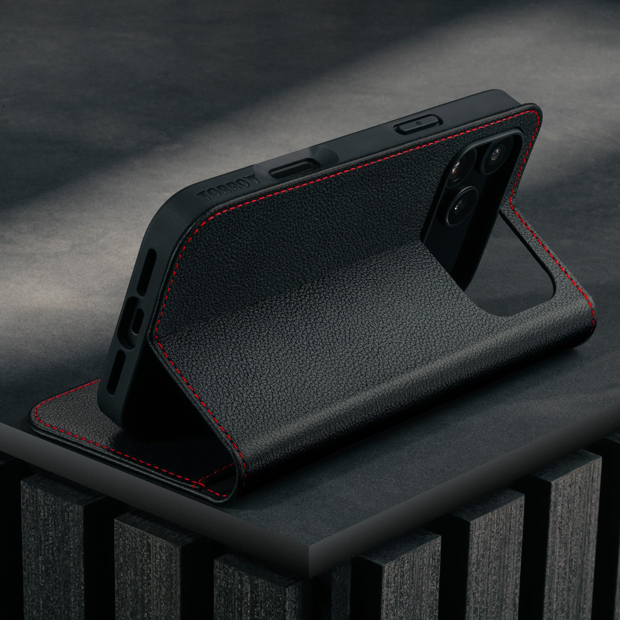 TORRO Hülle kompatibel mit iPhone 17 Pro 6.3" 2025 - Echt Leder Hülle mit Standfunktion und Kartenfächern (kompatibel mit Offiziellen MagSafe-Ladegeräten) - Schwarz