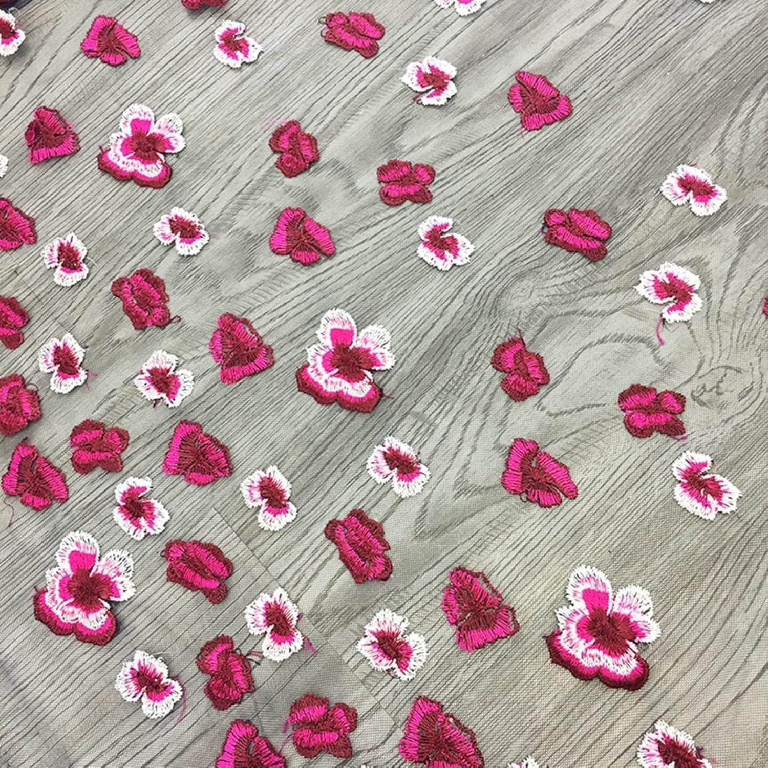 Tessuto in tulle di organza con fiori ricamati in poliestere