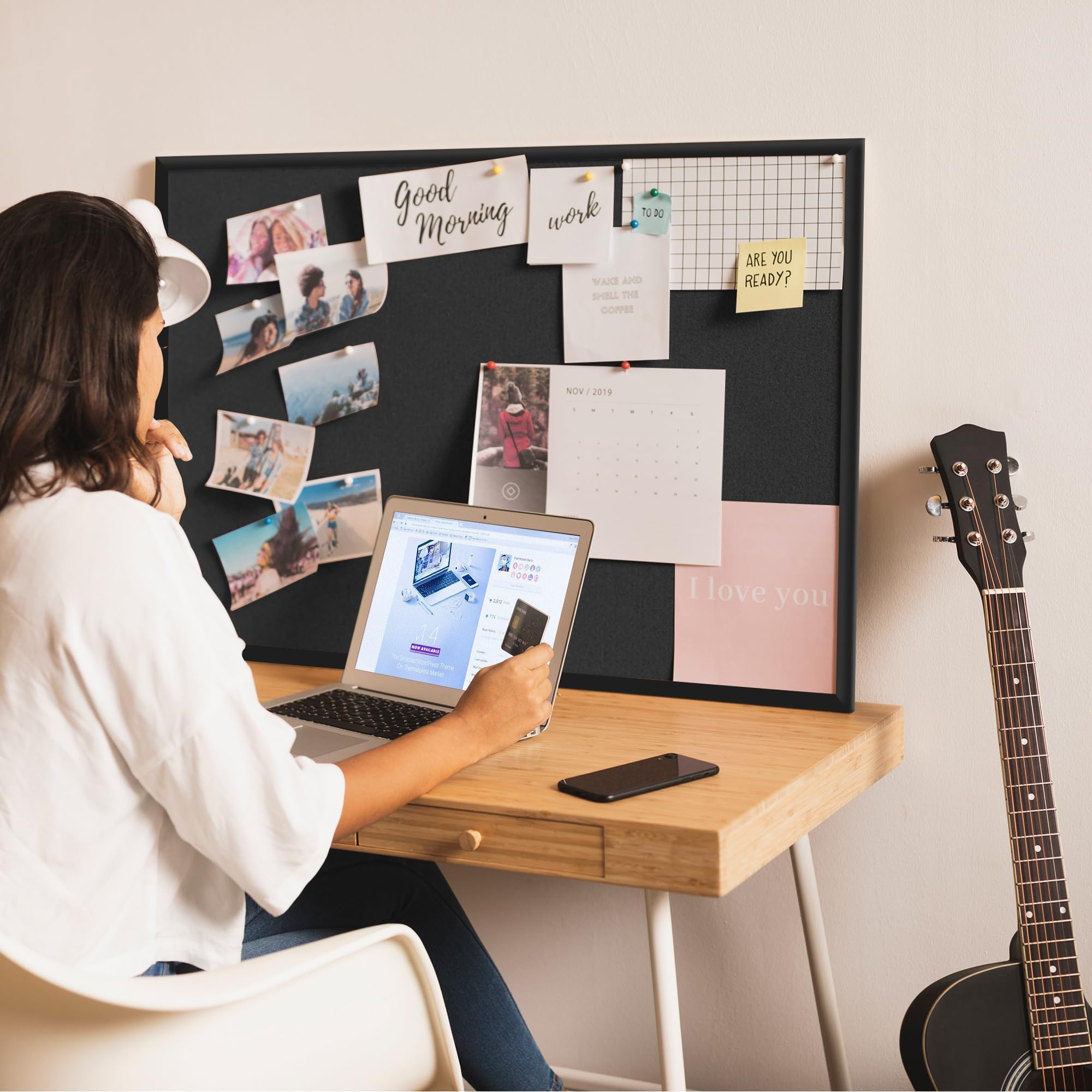 ORIENTOOLS Gerahmte Korktafel für Wände, Pinnwand mit 10 farbigen Stecknadeln, hängende Pinnwand, schwarze dekorative Sichttafel, große Korktafel für Büro, Zuhause, Schule, Kabine, 91,4 x 61 cm