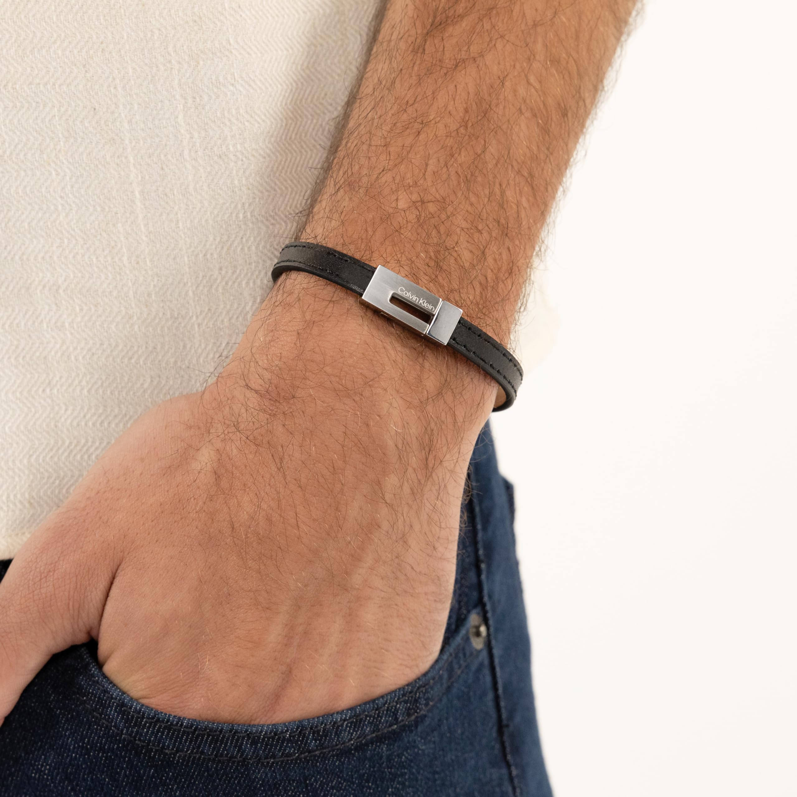 Calvin Klein Kollektion CK EXPOSED für Herren Halskette mit Anhänger aus Edelstahl und Armband aus Schwarzem Leder