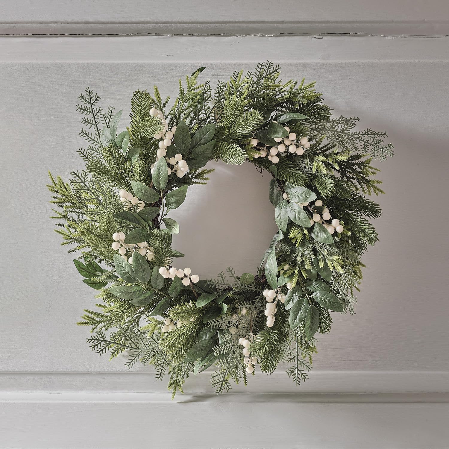 Lights4fun Beleuchteter Türkranz mit künstlichem Tannengrün & weißen Beeren | mit 50 warmweißen LEDs | batteriebetrieben & mit Timer | Weihnachten Winter | ø 50 cm | grün/weiß