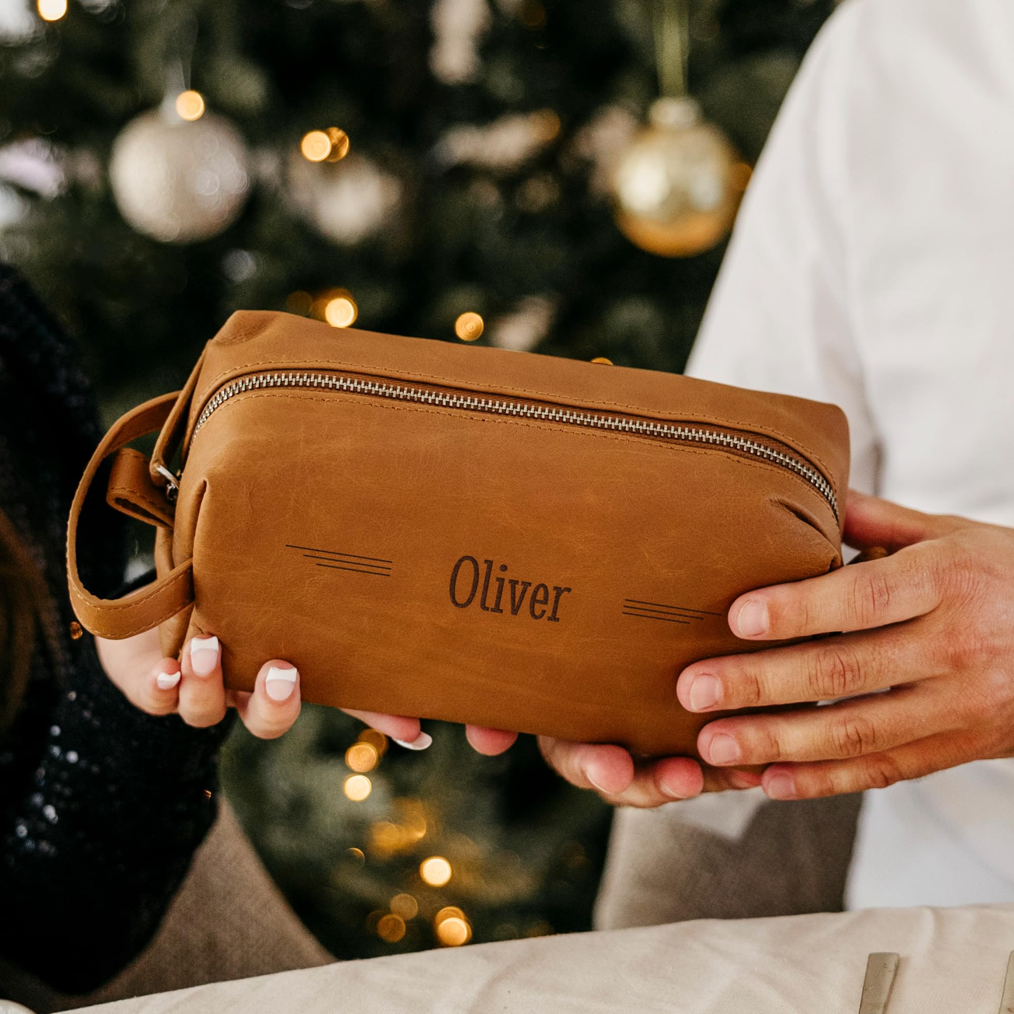Trousse de Toilette Cuir Personnalisée - Cadeau Anniversaire Homme & Femme, Trousse de Maquillage et de Voyage en Cuir Véritable Marron, Gravée avec Nom et Texte, pour Homme et Femme