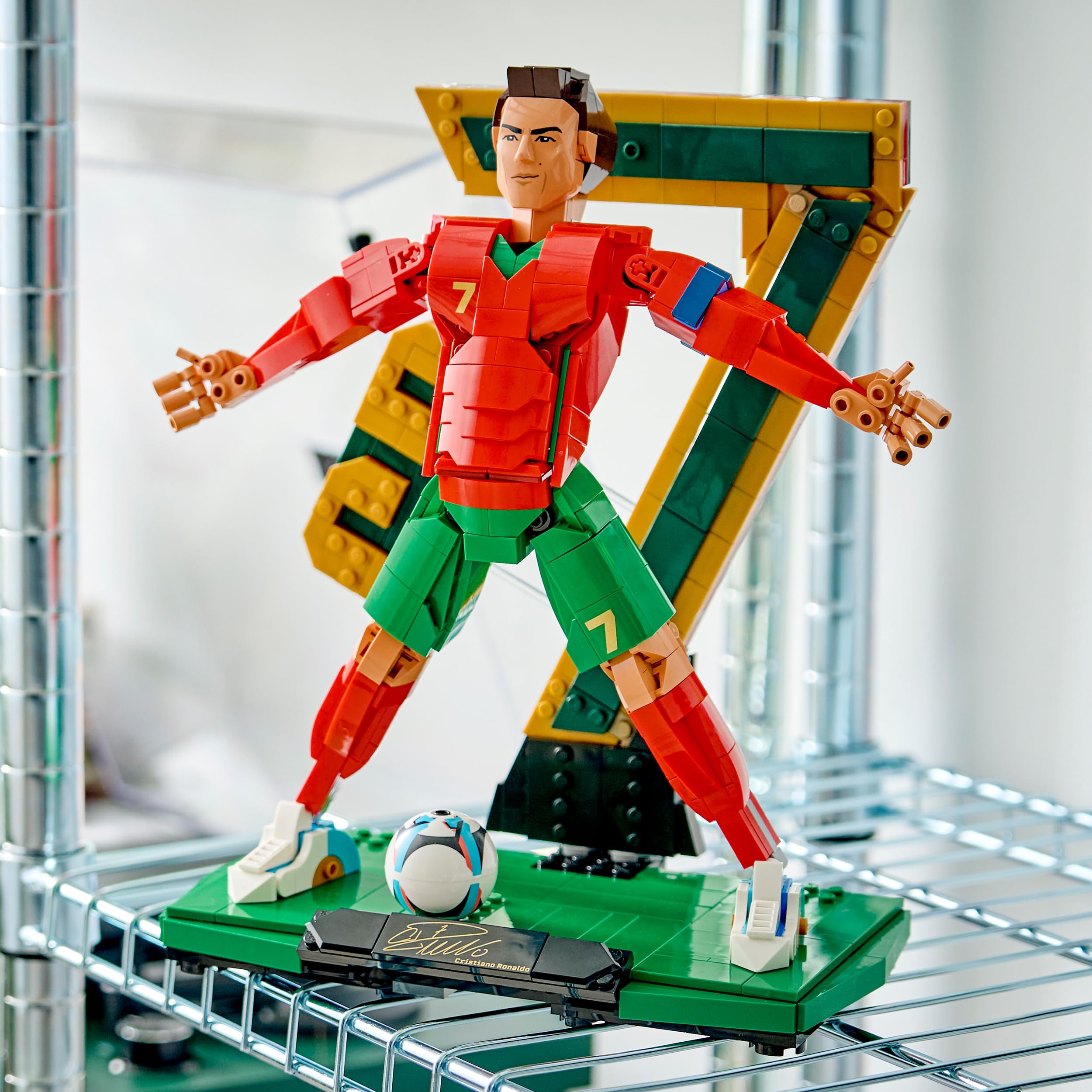 LEGO Editions Cristiano Ronaldo – Leggenda del Calcio Giocattolo - Kit Modellismo Action Figure 3D da Esposizione - Decorazione Cameretta -Regalo per Bambini e Bambine da 12 Anni e Fan Adulti - 43016