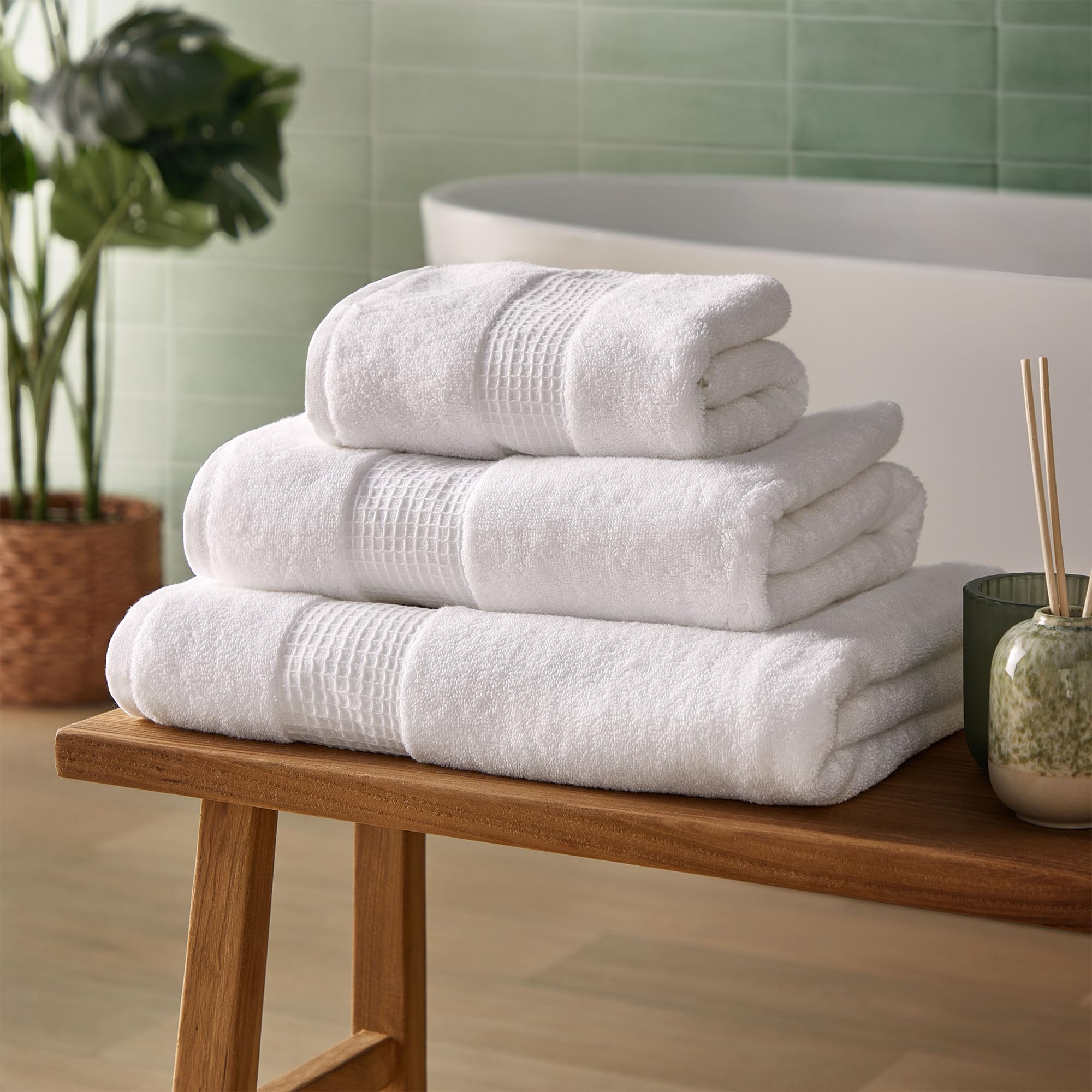 Silentnight Luxury Cotton Bath Towel - Luxuriously Soft & Super Absorbent Deep Pile Towel - 100% Cotton BCI - Textured Waffle Border Bath Towel - 130 x 70cm - Machine Washable, White