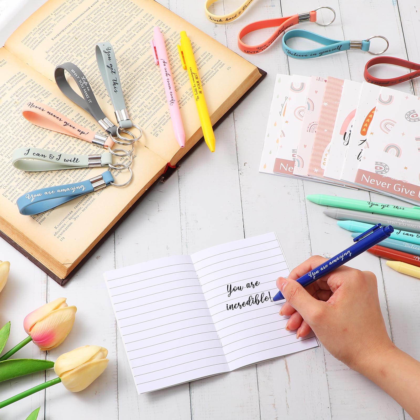 Colarr Lot de 90 mini blocs-notes arc-en-ciel - Cadeaux inspirants - 30 mini blocs-notes de poche inspirants - 30 porte-clés en silicone - 30 stylos à bille rétractables pour la rentrée scolaire des