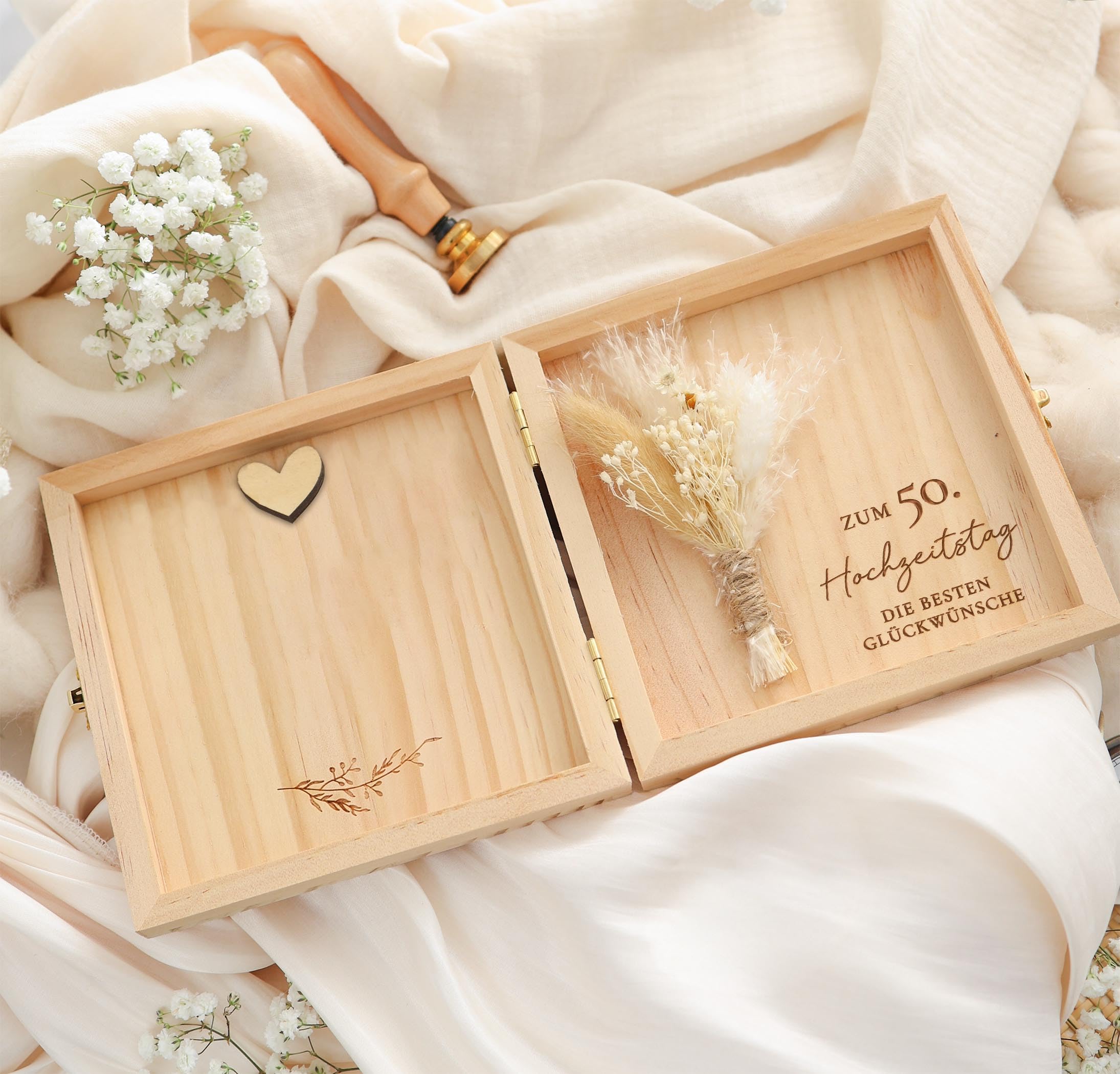 Joli Coon Goldene Hochzeit Geschenk - Zum 50. Hochzeitstag die besten Glückwünsche - Hochwertige Geschenk goldene Hochzeit Holzbox 14 x 14 x 3 cm