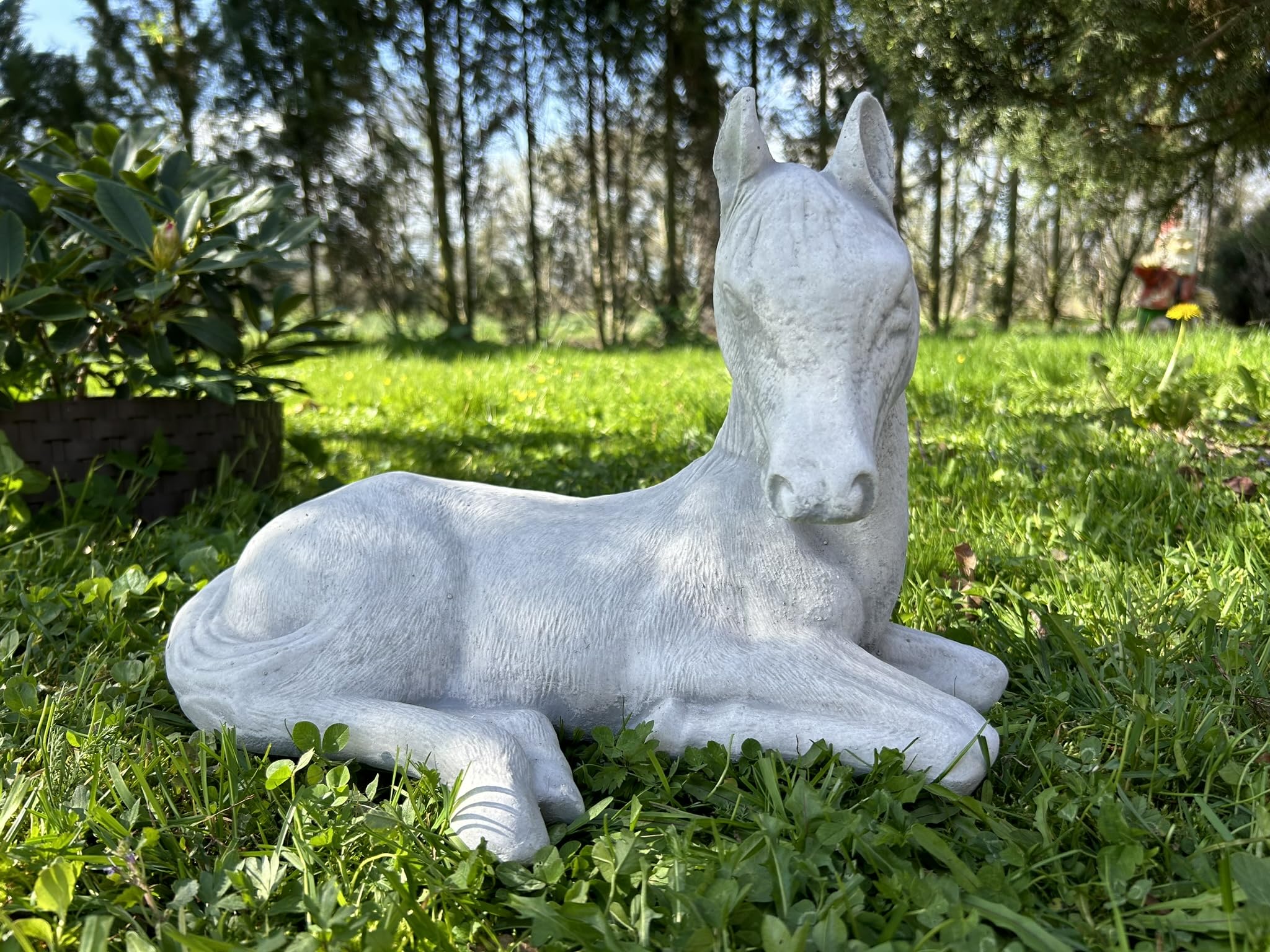 FABRIQ Figurka leżącego konia – realistyczna dekoracja ogrodowa ze sztucznego kamienia, szerokość 40 cm, masywna