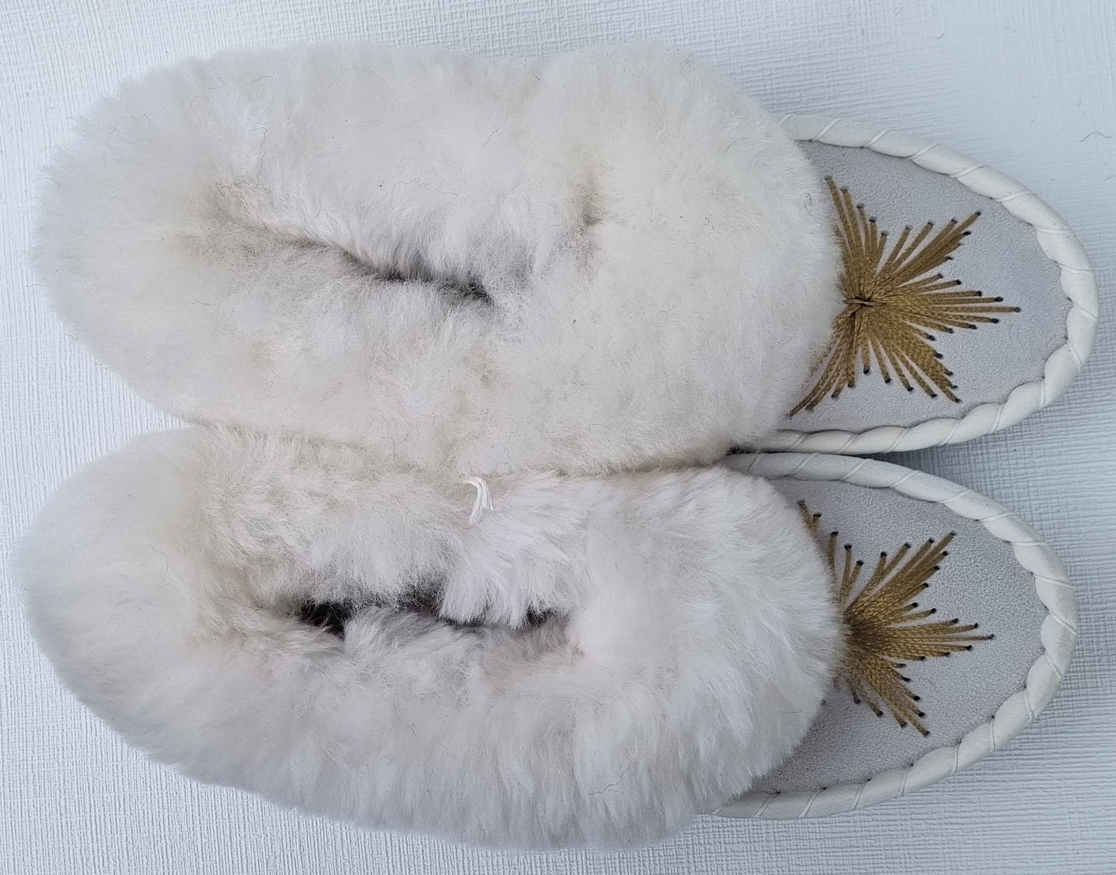 Generisch LAMMFELL Warme HAUSSCHUHE Mokassin Gr.36-37-38-39-41-42 NEU, Schaffell/-leder Schuhweite:NORMAL Handarbeit *Weiß* Gold Bestickt