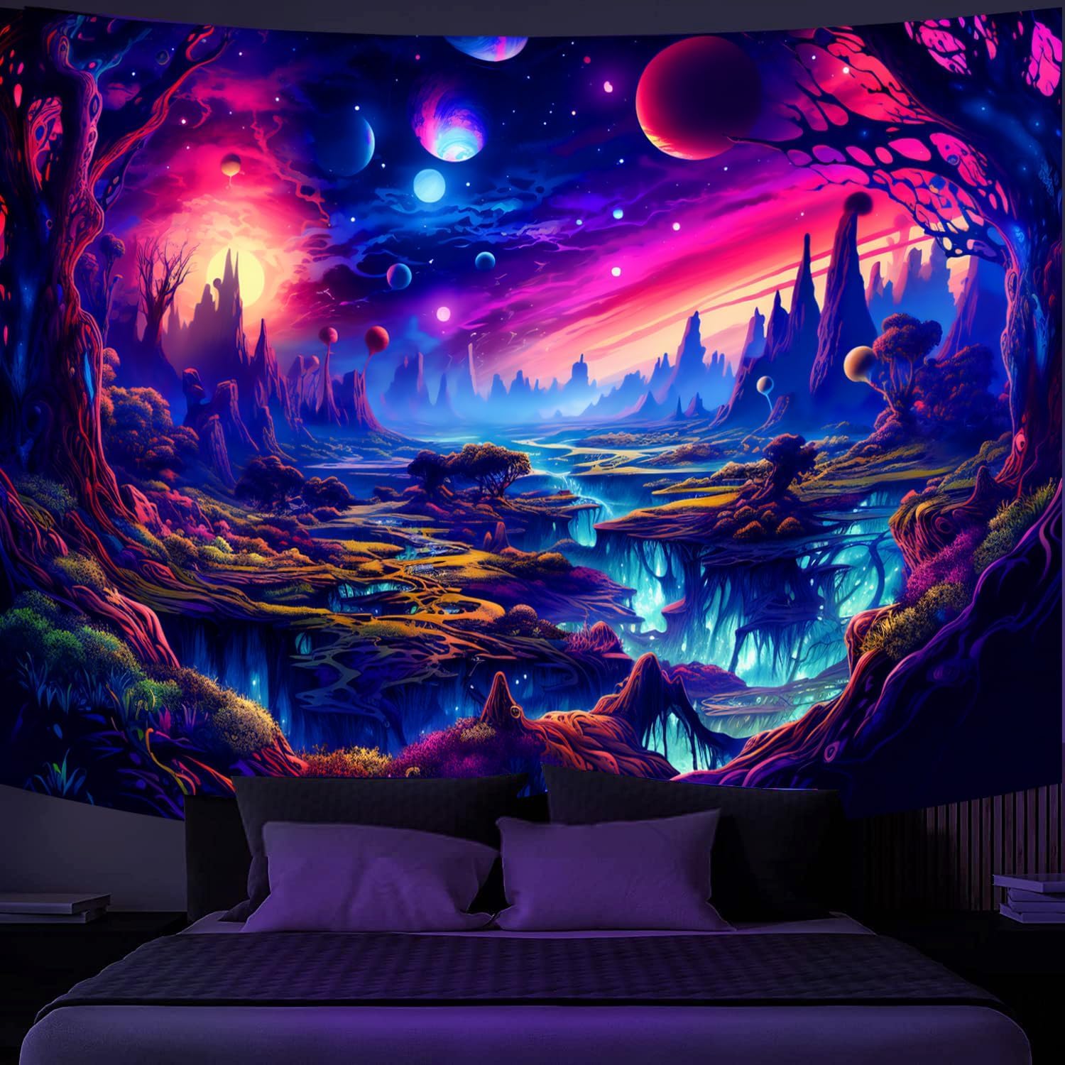 Simpkeely Fantasy Planet Tapisserie, Forêt à la Lumière Noire, Paysage Naturel Rétro Esthétique Tenture Murale, Réactif aux UV, Coucher de Soleil Arbres pour Chambre à Coucher - 240 x 320cm