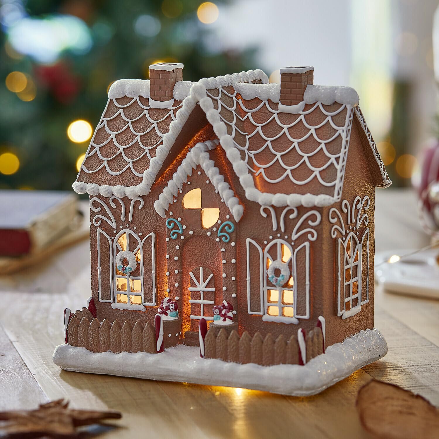 Loberon LED-Dekohaus Listras, braun/weiß | LED Beleuchtung, naturgetreues Design, weihnachtliche Nostalgie, Polyresin