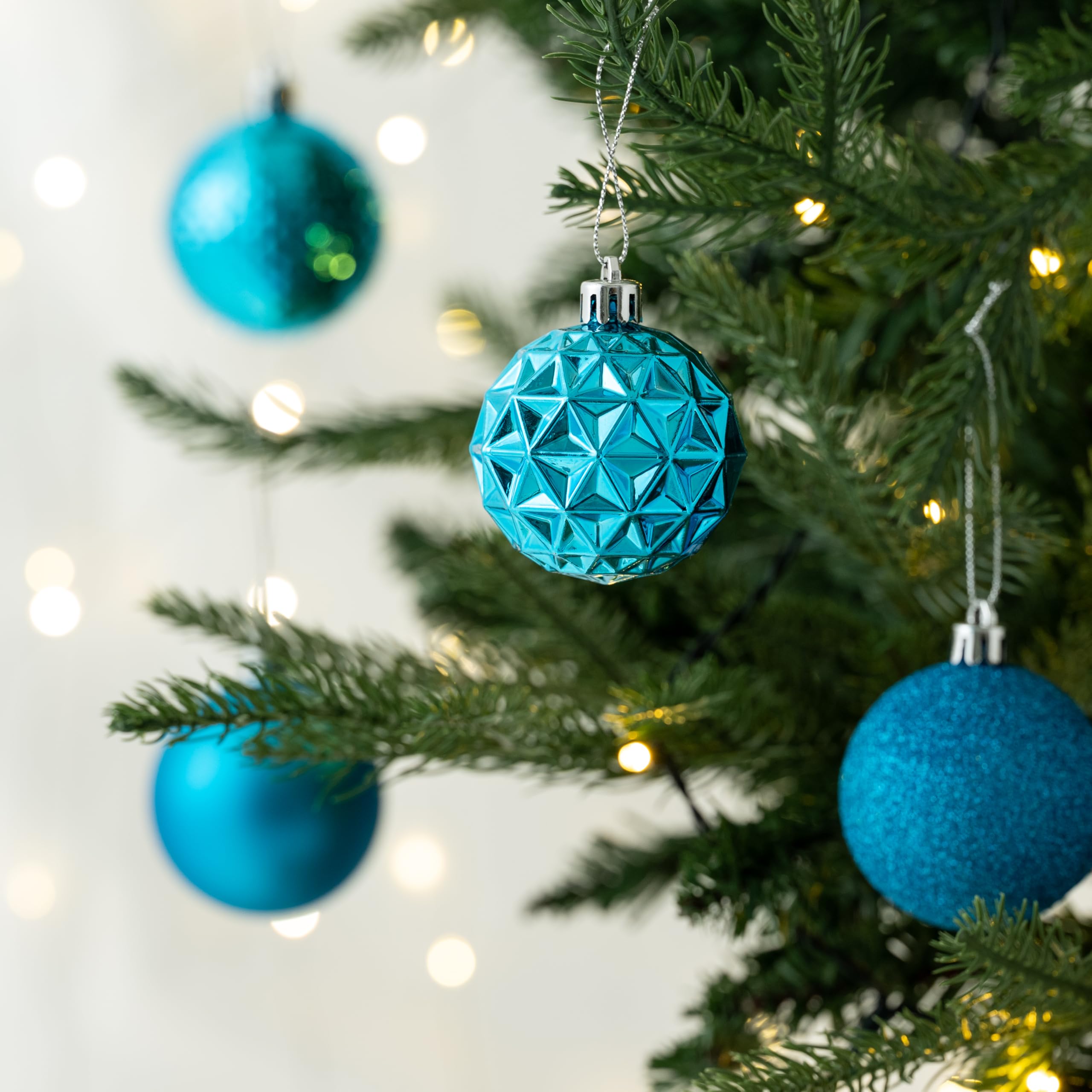 Valery Madelyn Lot de 50 boules de Noël incassables pour sapin de Noël en vrac, 6 cm, décorations à suspendre pour Noël, Saint-Valentin, Saint-Patrick, fêtes de Mardi Gras