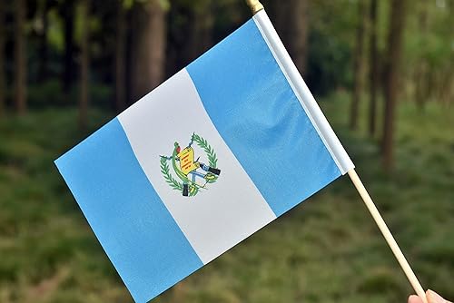 Miniatura 5 de Paquete de 25 mini banderas guatemaltecas de mano con bandera de Guatemala pequeña en palo de 5 x 8 pulgadas