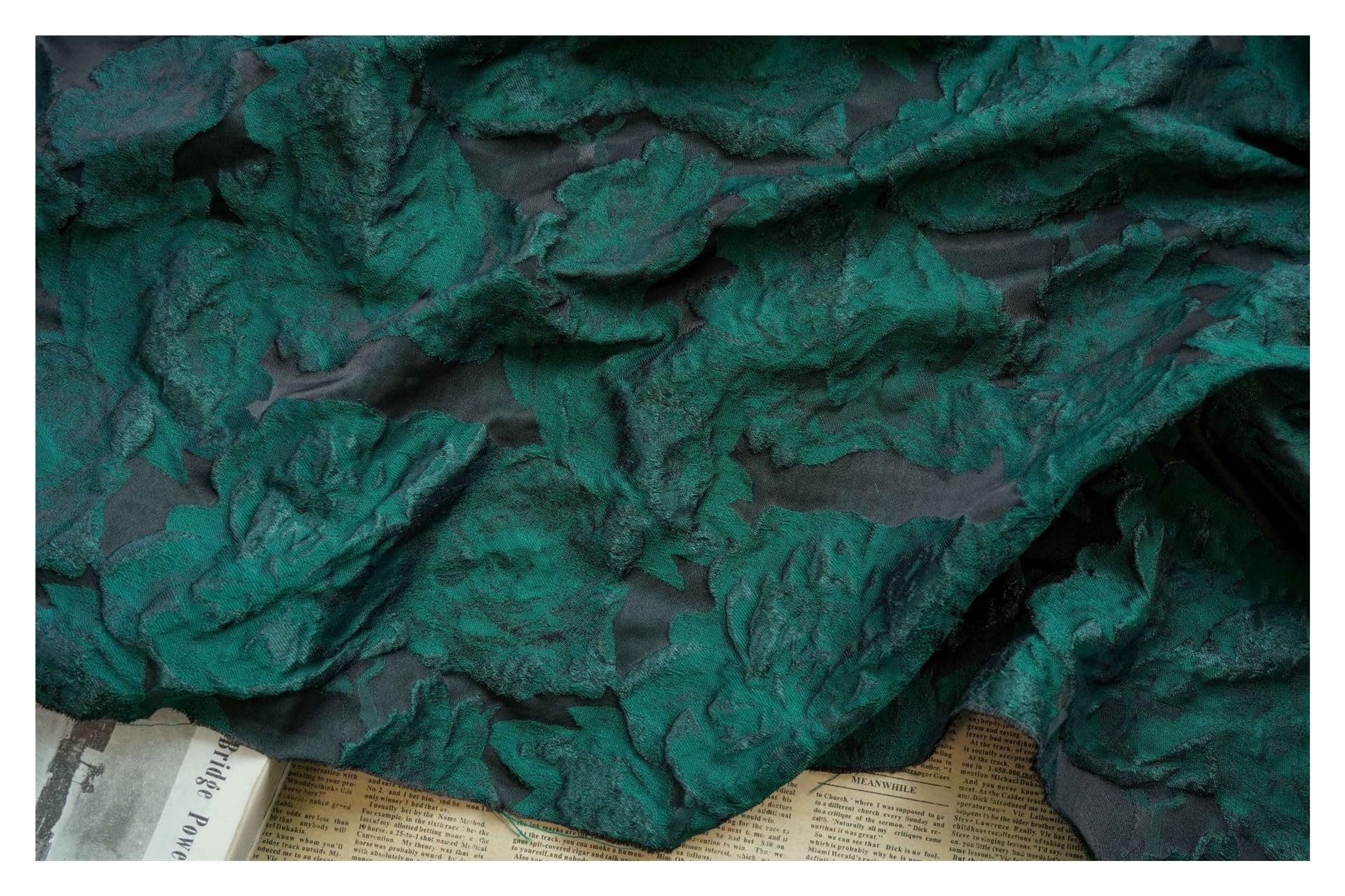 Tissu satiné soyeux Tissu satiné deux tons Jacquard noir vert gaufré for rideau de robe DIY texturé 1 mètre