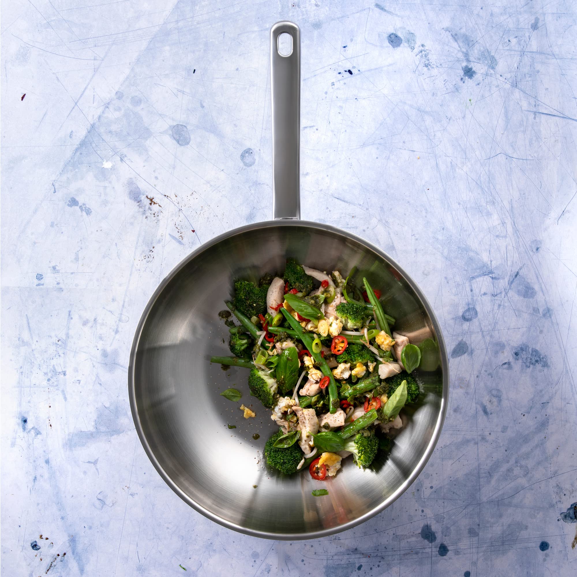 BK Bright Padella Wok in Acciaio Inox 28 cm, Esterno Lucido, Manico Stay Cool, Cottura Professionale, Induzione, Forno Sicuro fino a 230°C, Utensili in Metallo Sicuri, Lavastoviglie, Argento