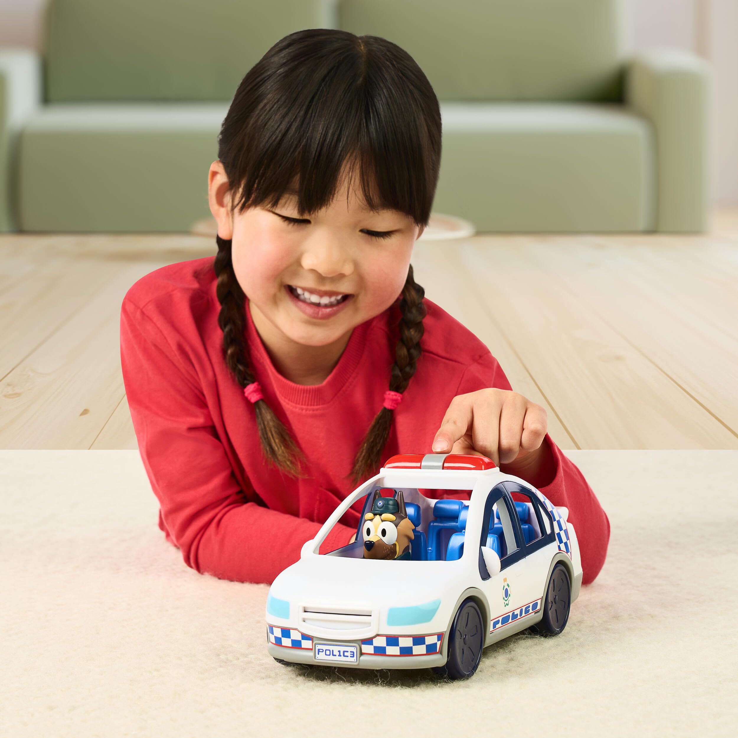 Coche de policía de Bluey; vehículo del Episodio Especial El Cartel; Incluye un Coche de con Luces y Sonidos, una Figura de y una Hoja de Pegatinas temáticas; Pilas Incluidas