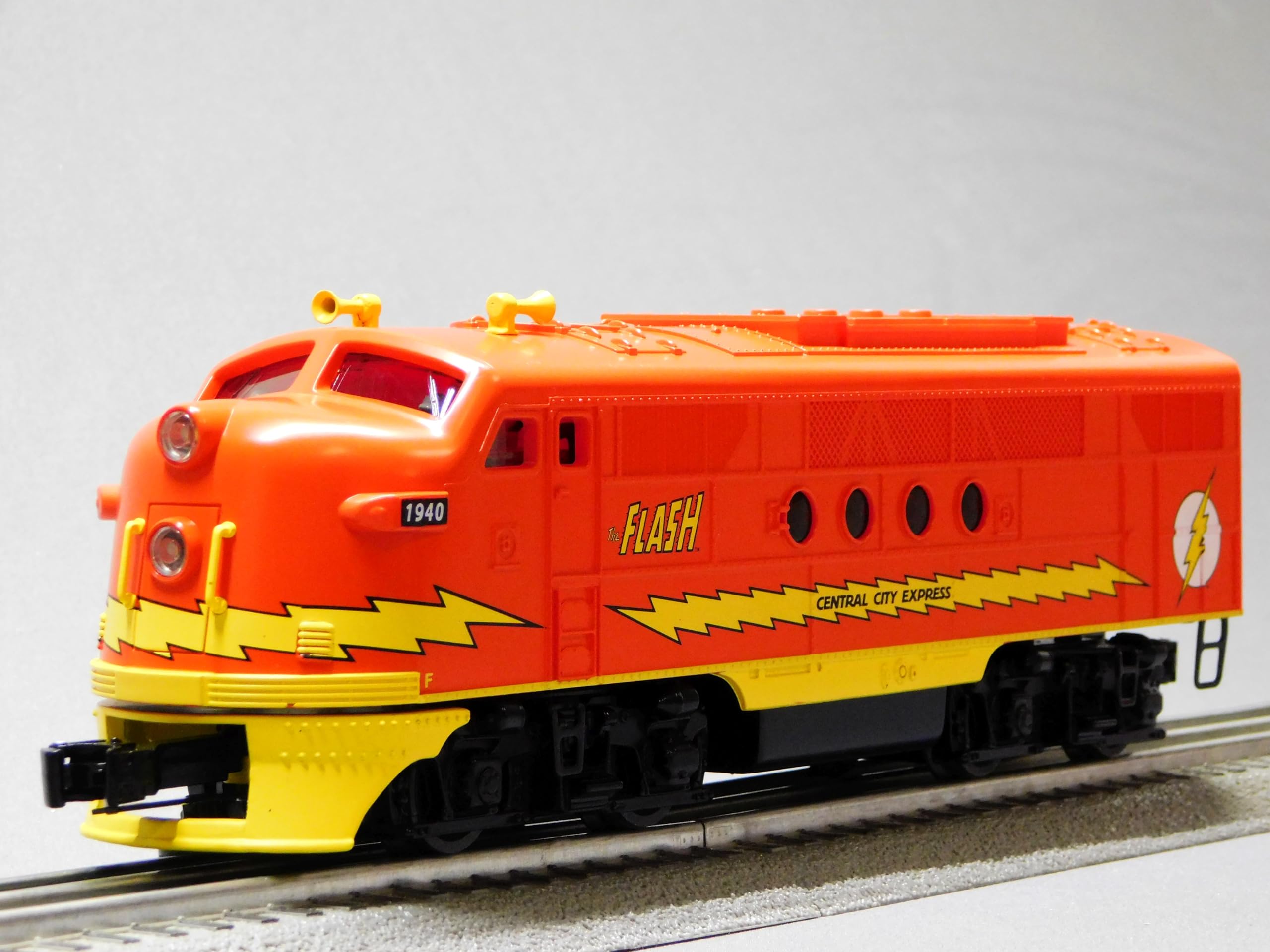Lionel The Flash LIONCHIEF BT 5.0 FT Diesel Engine O Gauge 2445100