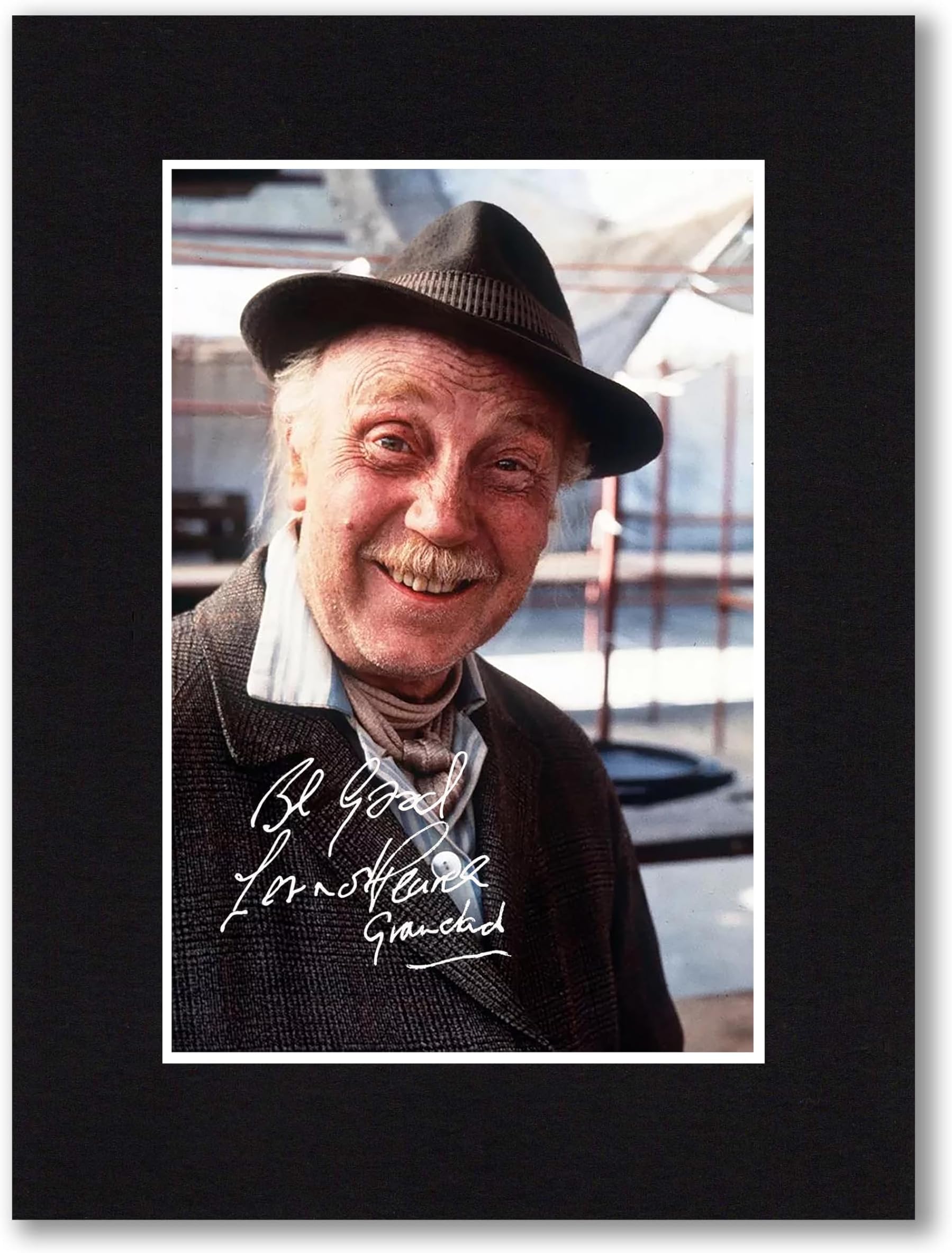 – RJR PRINTS Lennard Pearce As Grandad From Only Fools And Horses Signed 8x6 Inch Mounted Photo With Pre Printed Autographs That Would Make A Great Gift For Any Fan And Is Ready To Be Framed.