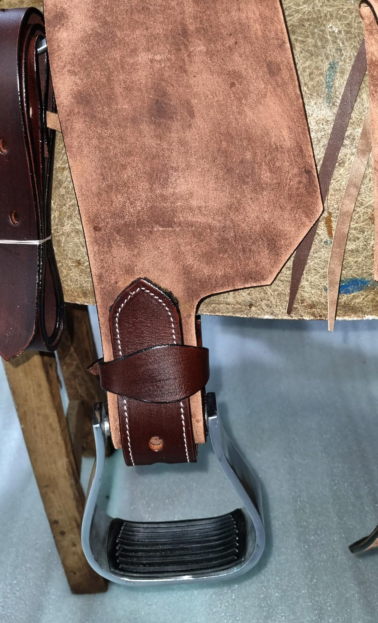 Western Youth Dzieci Dziecko Dorosły Barrel Horse Roughout Skórzane Siodło Zamszowe Siedzisko Buckstitch Design 25 cm do 45 cm ME-WLS-288