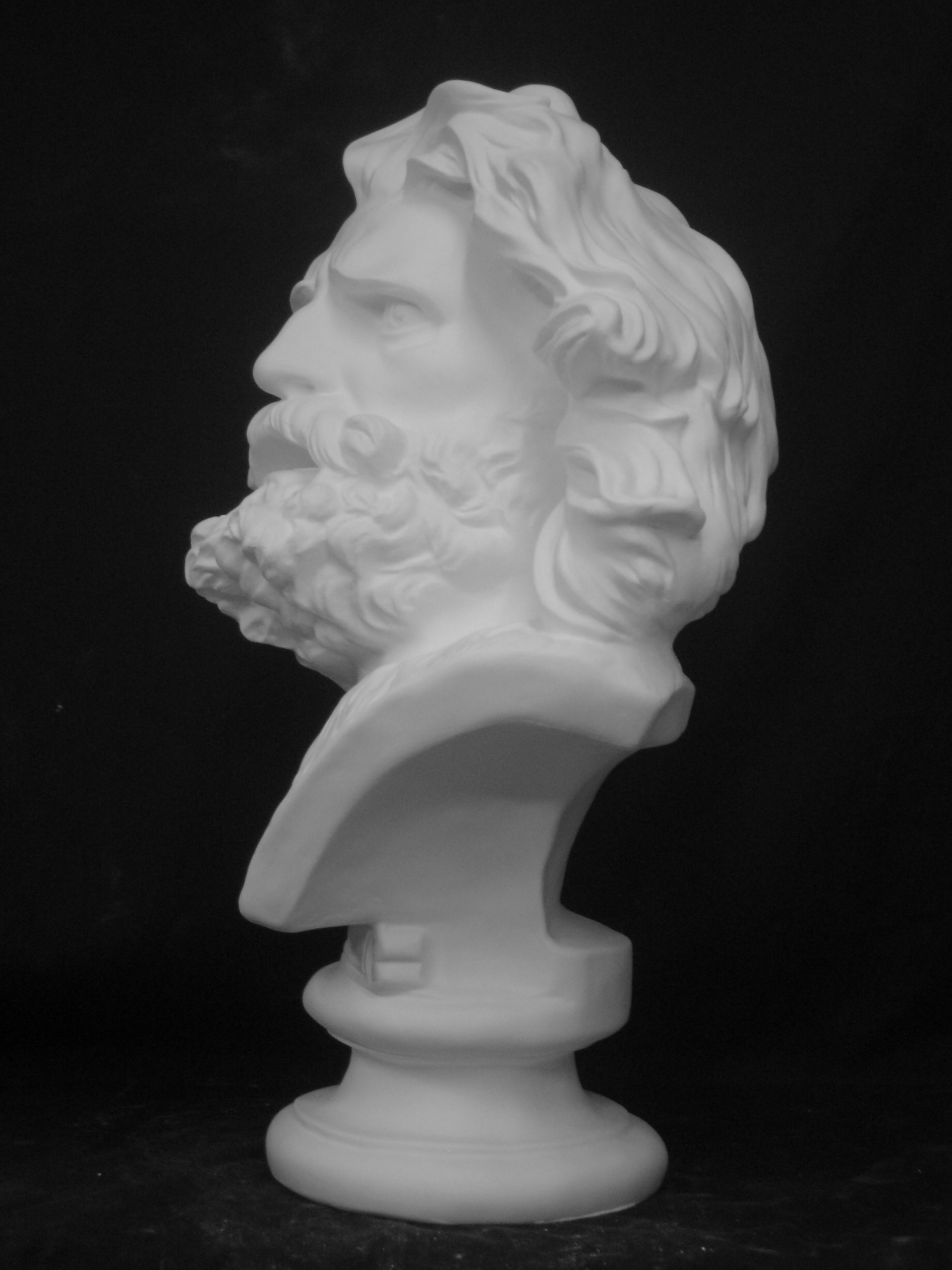 少年胸像 石膏 A-331 笑う少年胸像｜石膏像ドットコム（脇本）