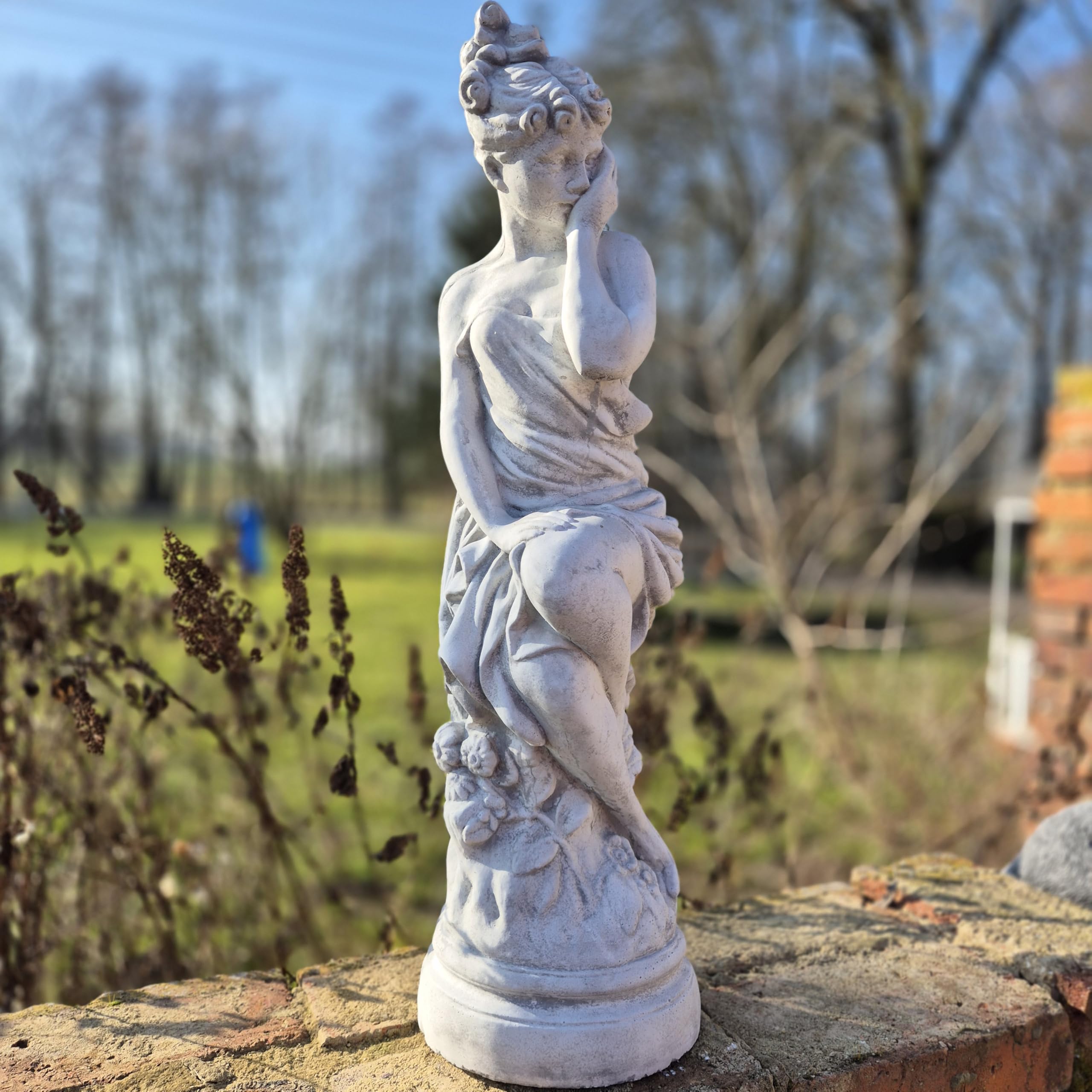 Statue de femme Héraut du printemps pour célébrer la nature dans votre jardin