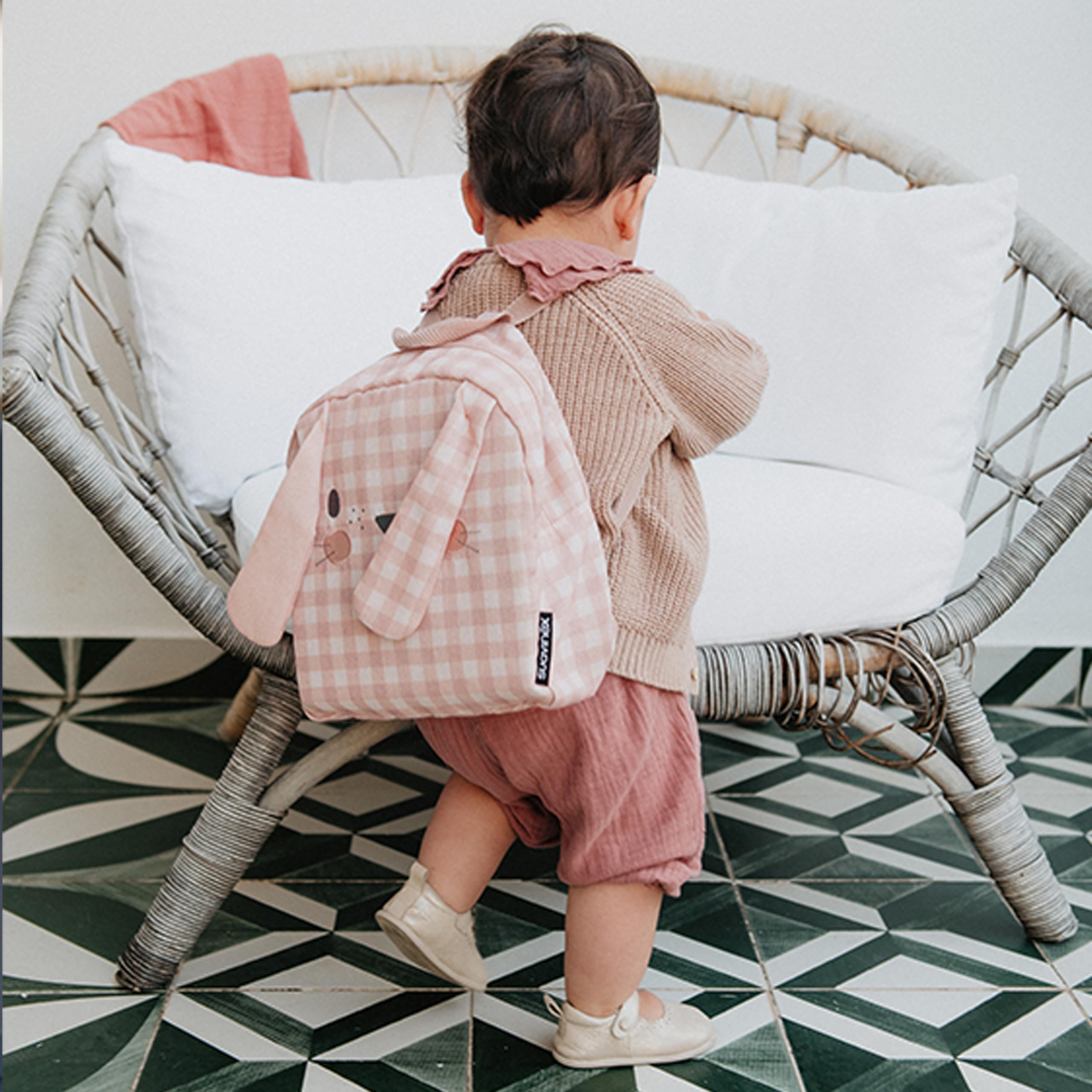 Suavinex, Mochila Guardería para Bebés, Canastilla - Regalo para Bebé con: Baby Cologne Memories 100 ml + Crema Pañal 50 ml + Pack 25 Toallitas Dermohidratantes + Taza de Aprendizaje, Conejo, Rosa