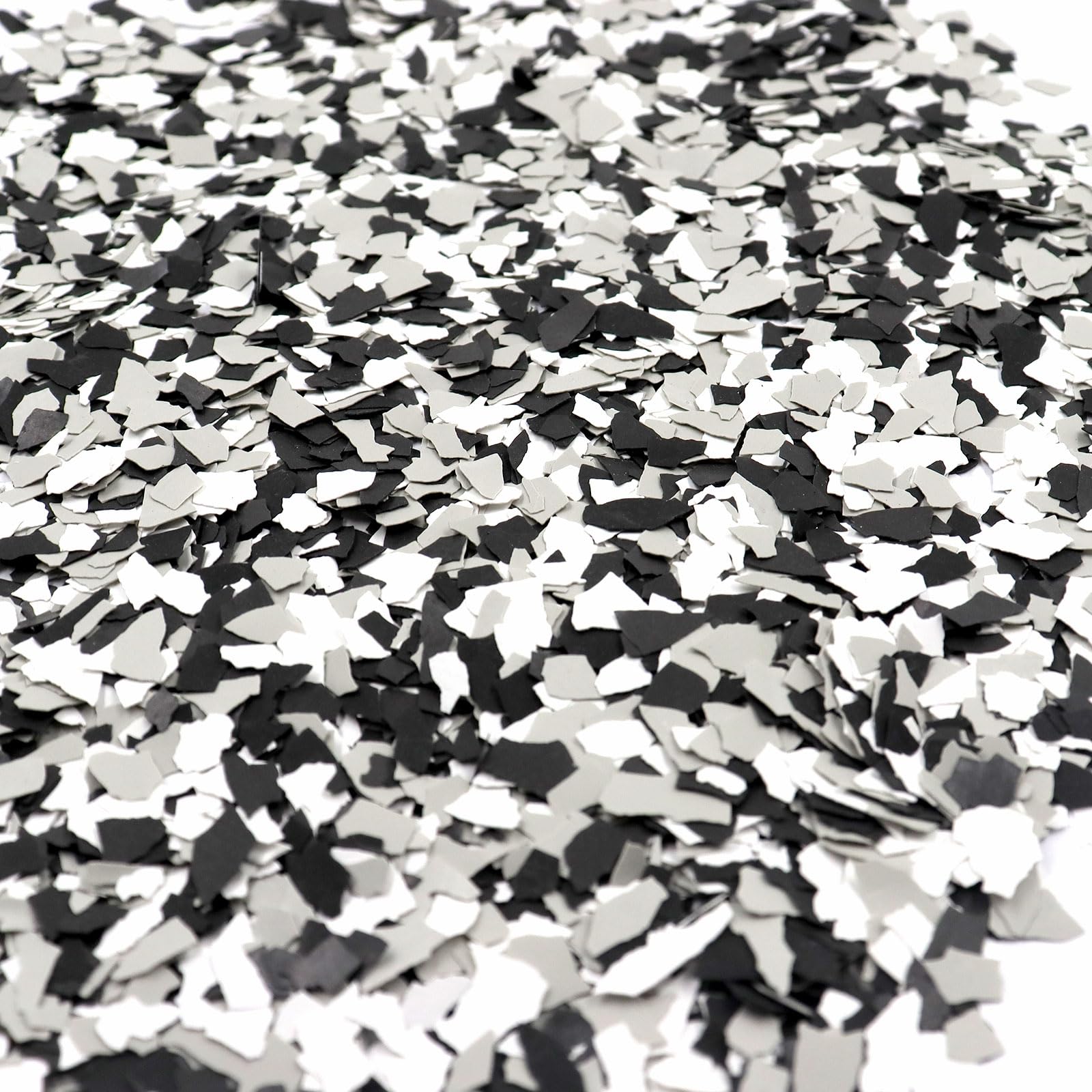 ONTWIE 900G Chips de Color Decorativos Epóxico para Suelos, Copos para Pintura de Garajes, Pintura para Concreto, Epóxido para Suelos en Garaje, Copos para Bricolaje (Negro, Gris Claro, Blanco)