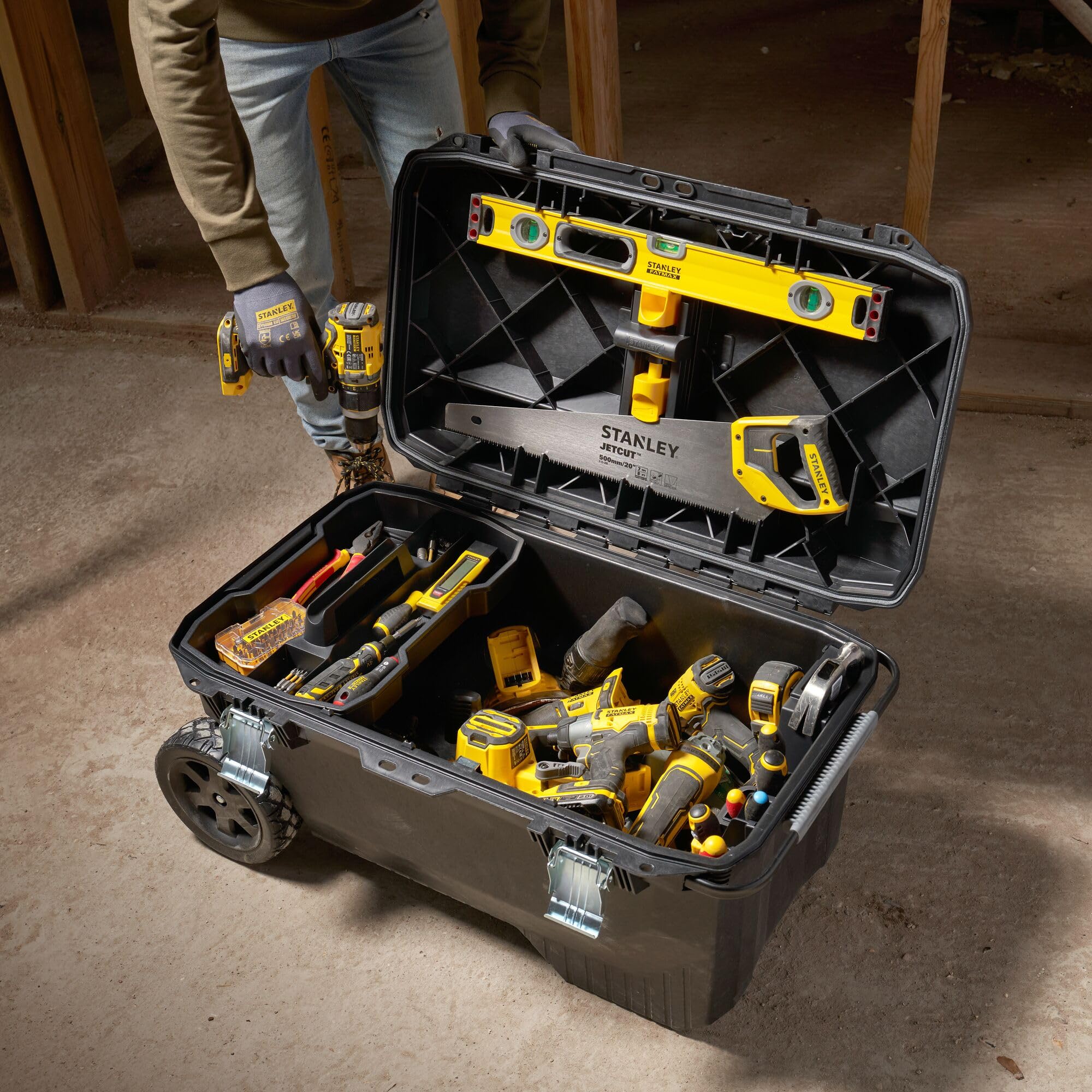 STANLEY FatMax Werkzeugbox mit Rollen/Werkzeugkoffer mit Rollen- Werkzeugkasten leer ZollStructural Foam Zoll (113 Liter Ladevolumen, Schwerlasträder, Metallschließen) 1-94-850