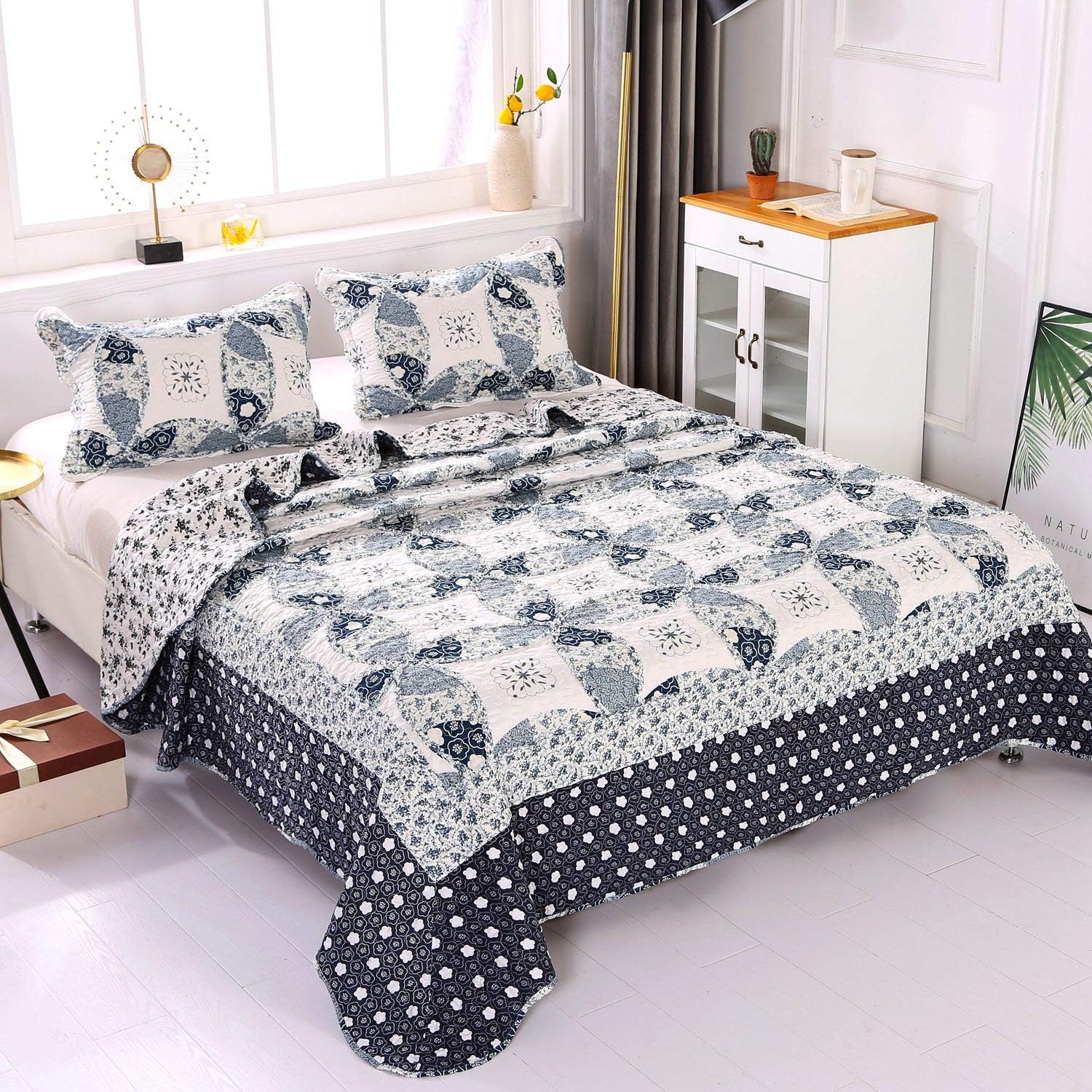 KINBEDY Elegant 3 Pieces Patchwork Quilt Set with Shams Soft All-Season Bedspread & Coverlet with Blue Fresh Pastoral Floral Plaid Design,Round Corner, Queen.