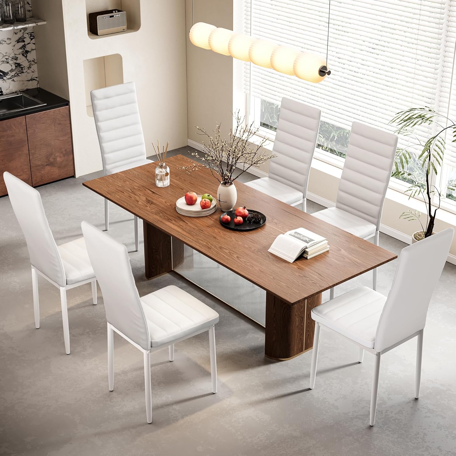 Chaises avec une table en bois foncé pour une salle à manger