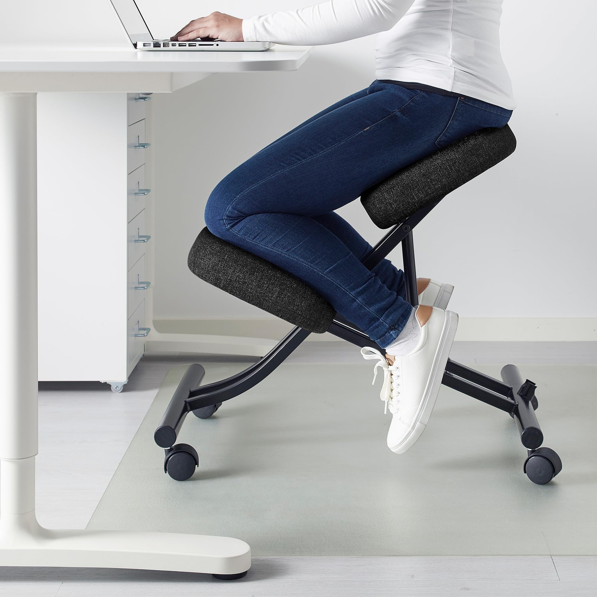 ProTuning EIFRED Kniestuhl Gunnared Schwarz-Grau, Zeitgenössisch, Kniestuhl, Stuhl, Arbeitszimmer, Ergonomisches Kniegelenk, Metall, Schaumstoff, Schwarzgrau, 66 cm x 45 cm x 67 cm, 100 kg, Indoor