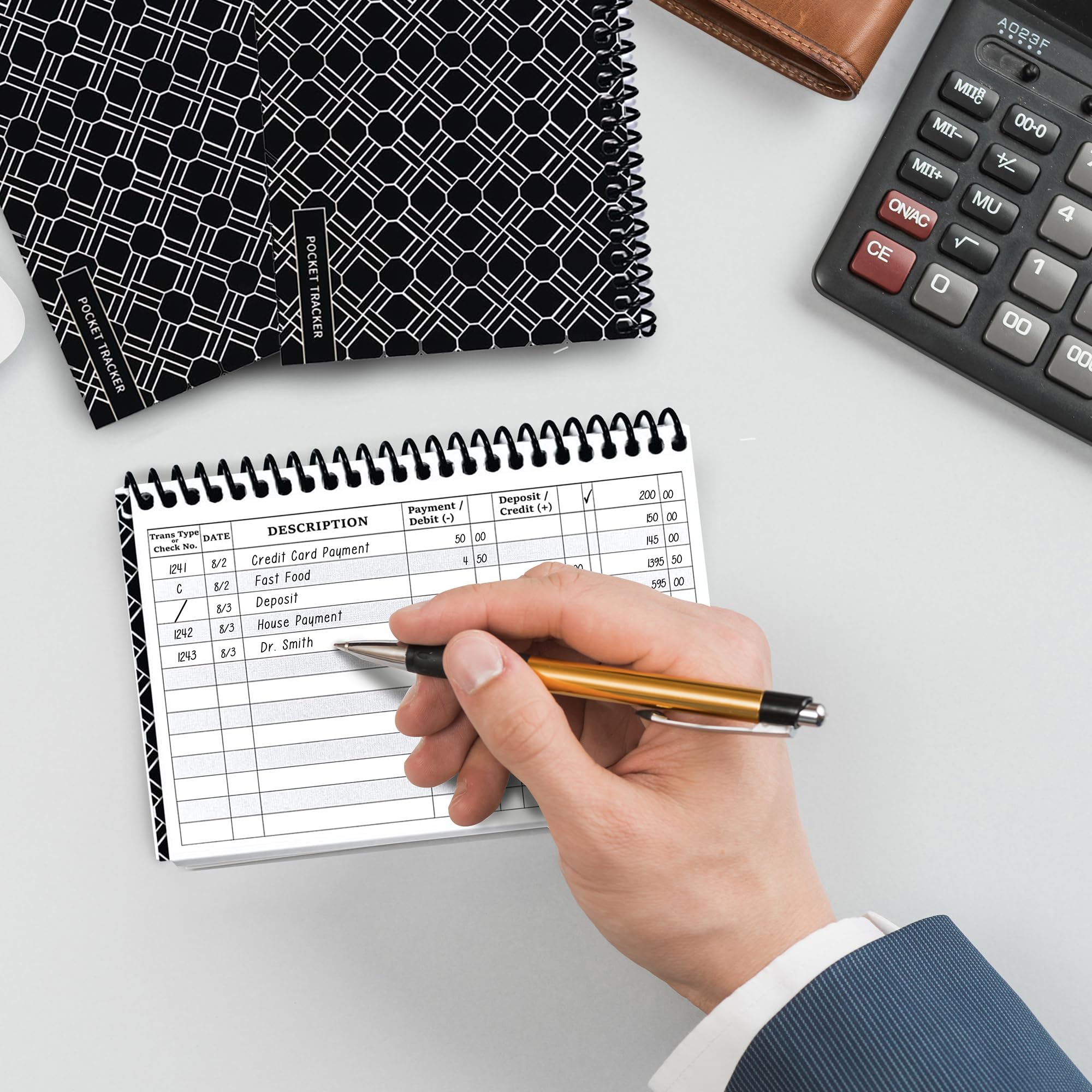 Cheque Tracker Escrevendo Um Cheque Clipart