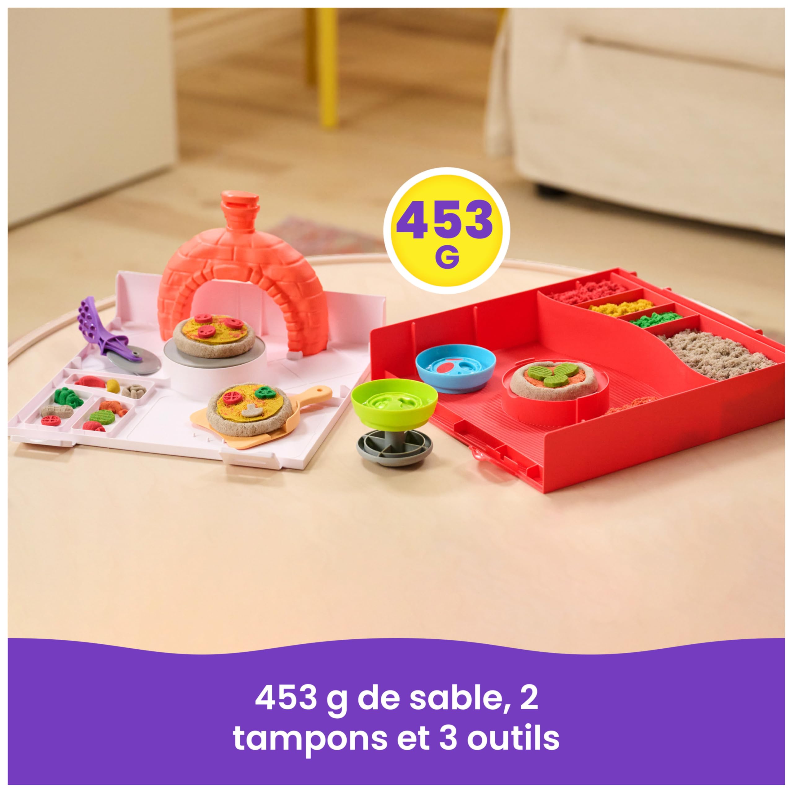 Kinetic Sand Sable Magique - Atelier À Pizza Magique 453 G + 2 Accessoires - Sculptez à l'Infini ce Sable Coloré comme de la Pâte à Modeler - Jouet Sensoriel - Jouet Enfant 5 Ans Et +