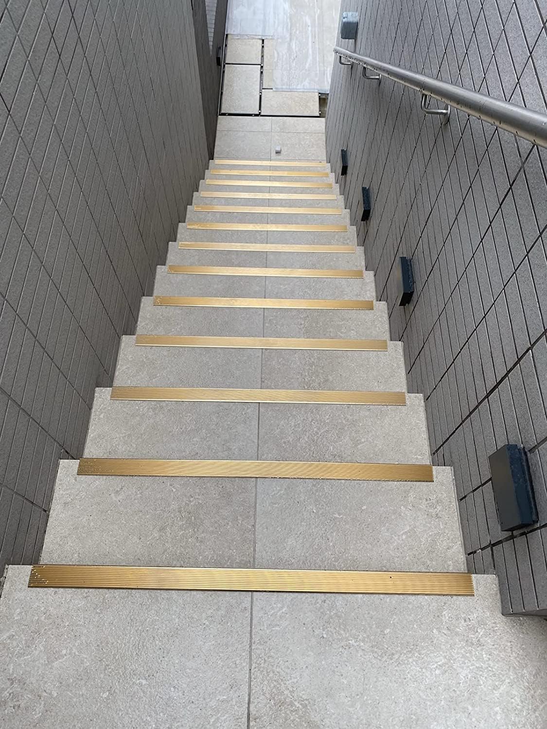 XBTGS Striscia di transizione del pavimento per gap, 1,2 1,6 6,9 cm di larghezza in metallo per scale con naso strisce dorate, strisce di protezione per bordi ausiliari di sicurezza impermeabili