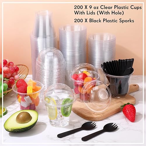 Miniatura 5 de Suclain 400 vasos de plástico desechables de 9 onzas con tapa de cúpula y tenedores, 200 recipientes de frutas transparentes con tapas y agujero,