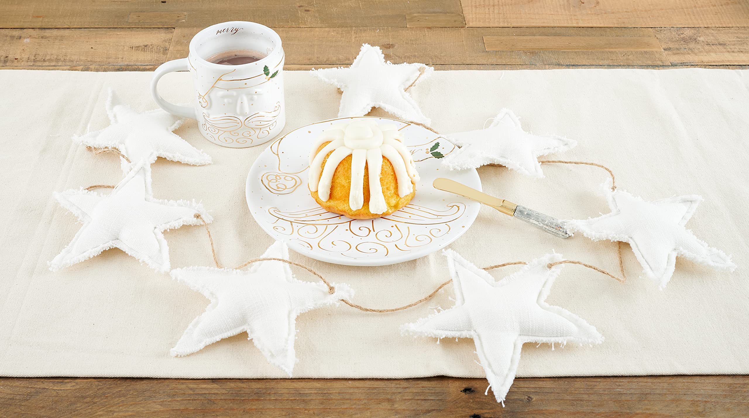 Mud Pie Set Di Misurini Schiaccianoci Di Natale, In Gres E Legno. Include Un Misurino Per Liquidi Decorato E Una Spatola In Legno E Silicone. Lavaggio A Mano, Non Adatto Al Microonde.