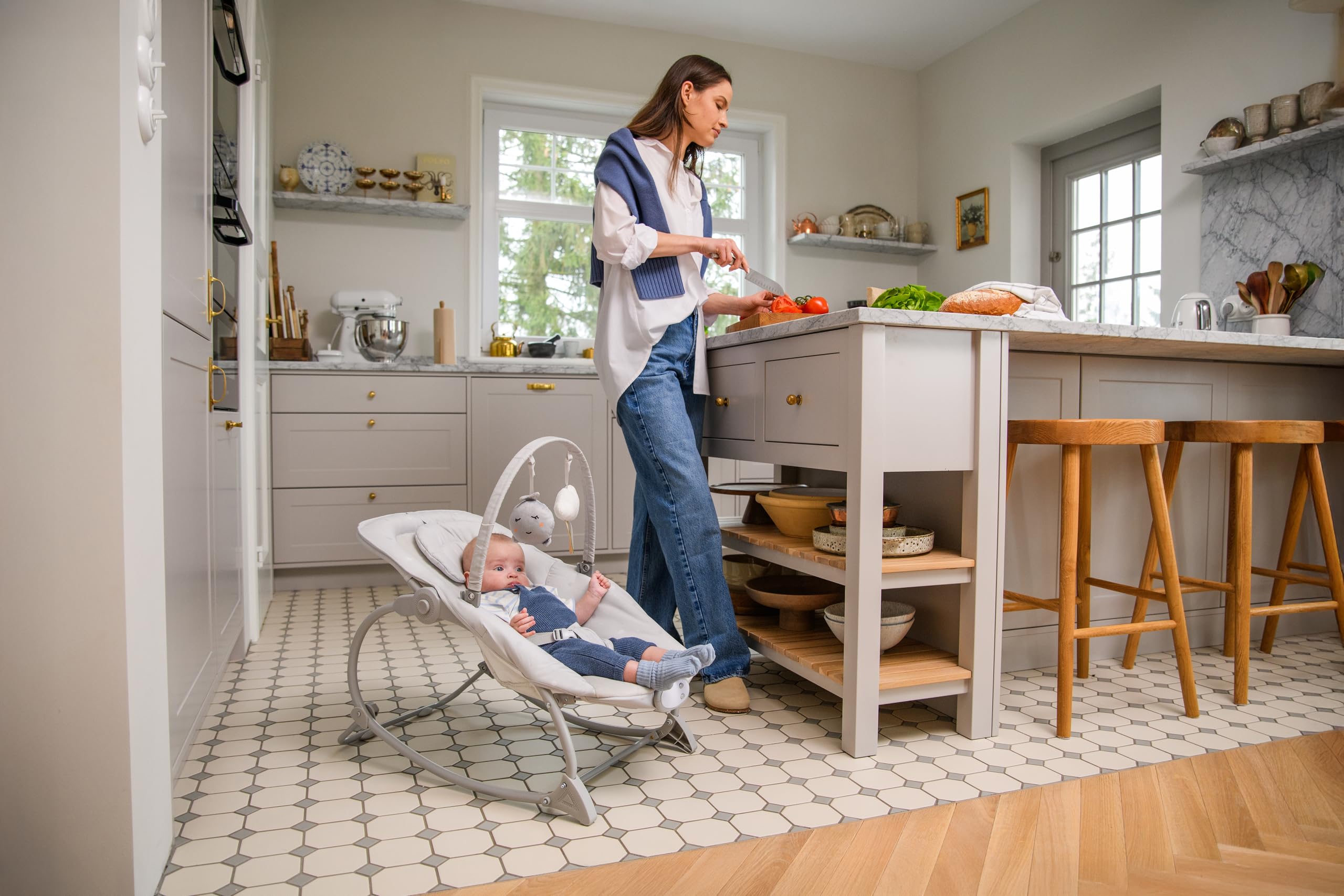 Mecedora MoMi LAPIS para niños hasta 12 kg, a pilas, arnés 3 puntos, barra con 2 juguetes, respaldo 3 posiciones, 8 melodías, control volumen, 3 modos de vibración