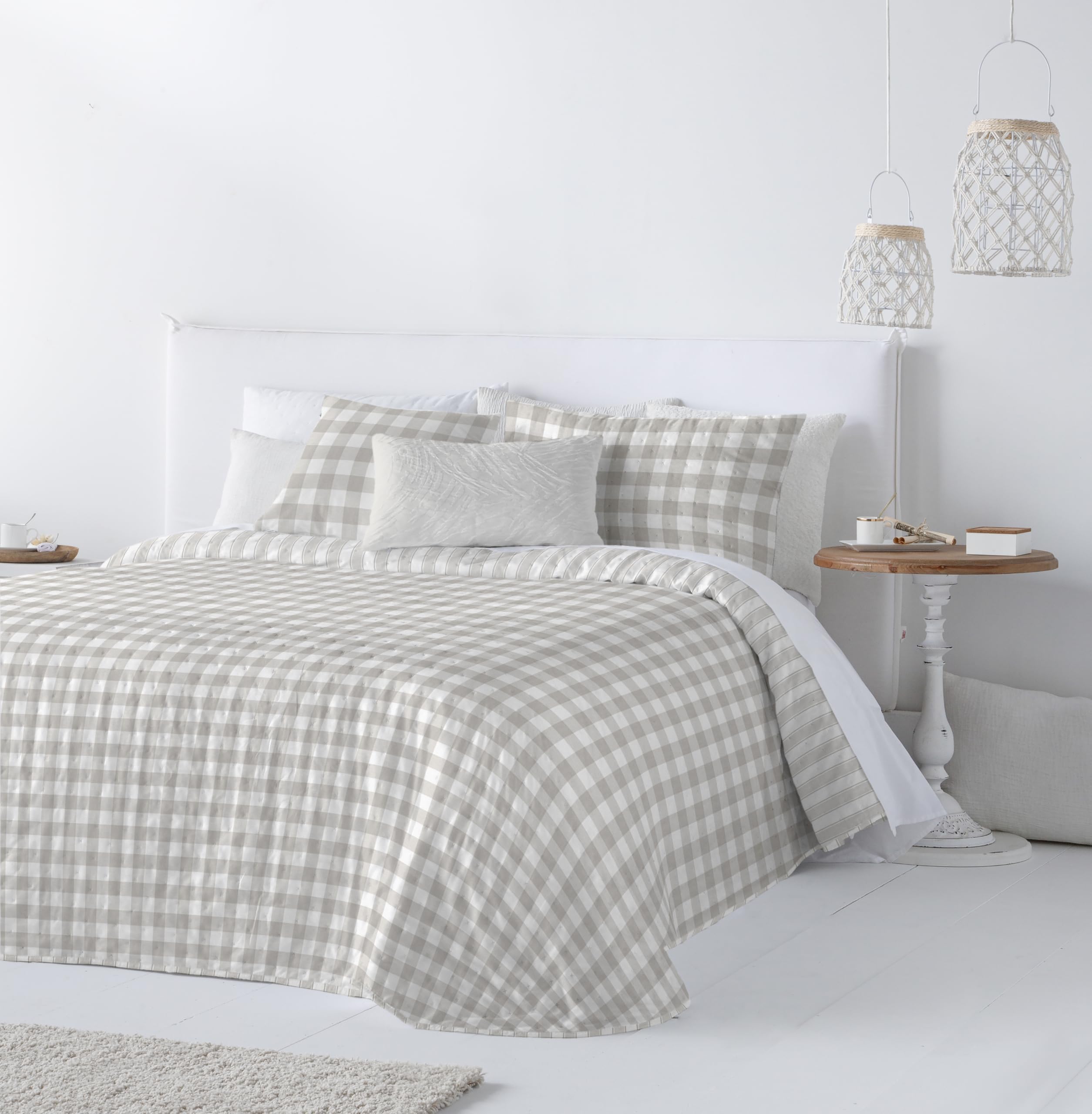 Fundeco - Colcha Cama de 90 - Reversible Cuadros y Rayas - Gramaje 200 g/m² - 180x270 - Color Beig - Incluye 1 Funda de Cojín Decorativo 50x70 cm (Sloan Beig)