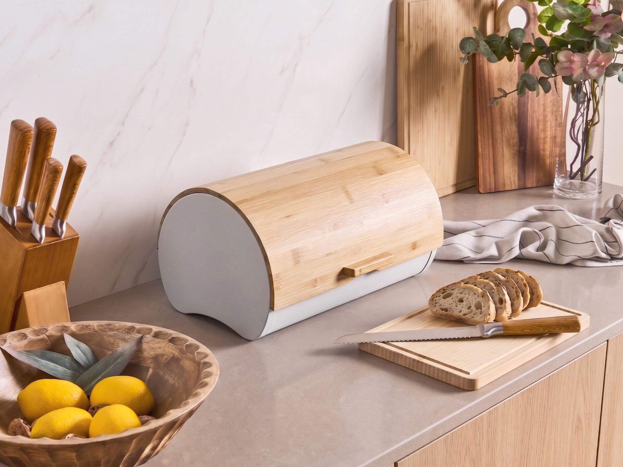Beliani Brotkasten Eisen weiß/hellbraun mit Bambus-Klappdeckel halbrund 38 x 24 x 20 cm modern Saveur