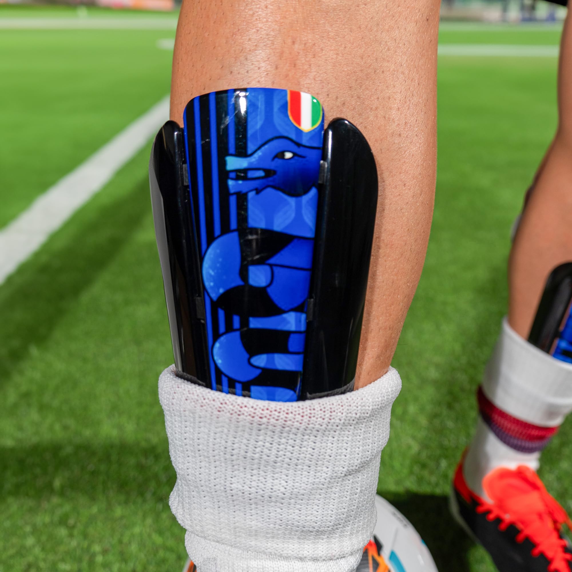 Parastinchi Da Calcio Giovani Adulti ad alta resistenza agli urti Made in Italy Protezione Completa. Comprese fasce di sostegno. Modello Neroazzurri