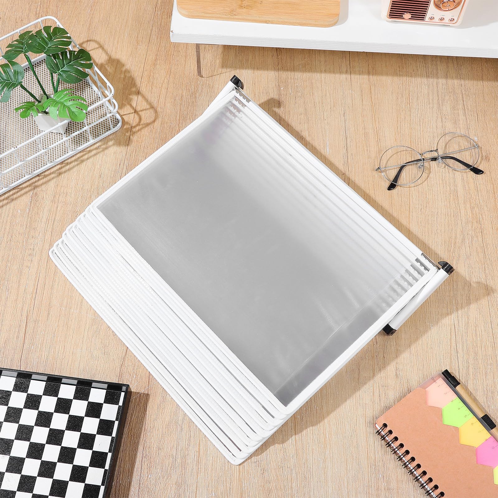 VILLCASE Organizador de Archivos de Pared de 10 Páginas para Documentos A4 Estructura de Hierro y PVC, Soporte Blanco para Exhibición y Referencia en Oficina
