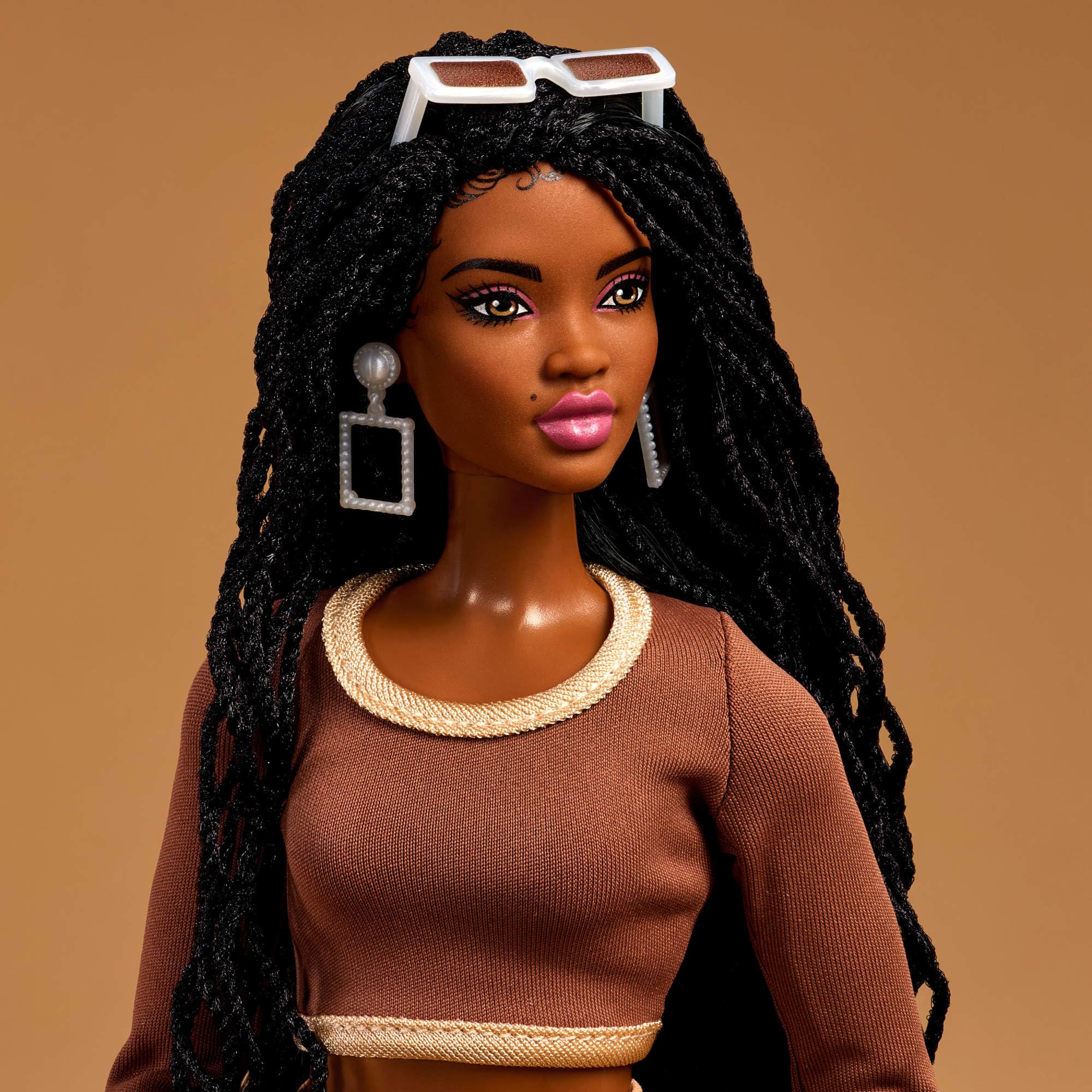Barbie Basics You Create Neutral Kit 002 mit individuell gestaltbarer Modepuppe und Mode in universeller Passform, beweglichem Körper und austauschbarem Kopf, JJX36