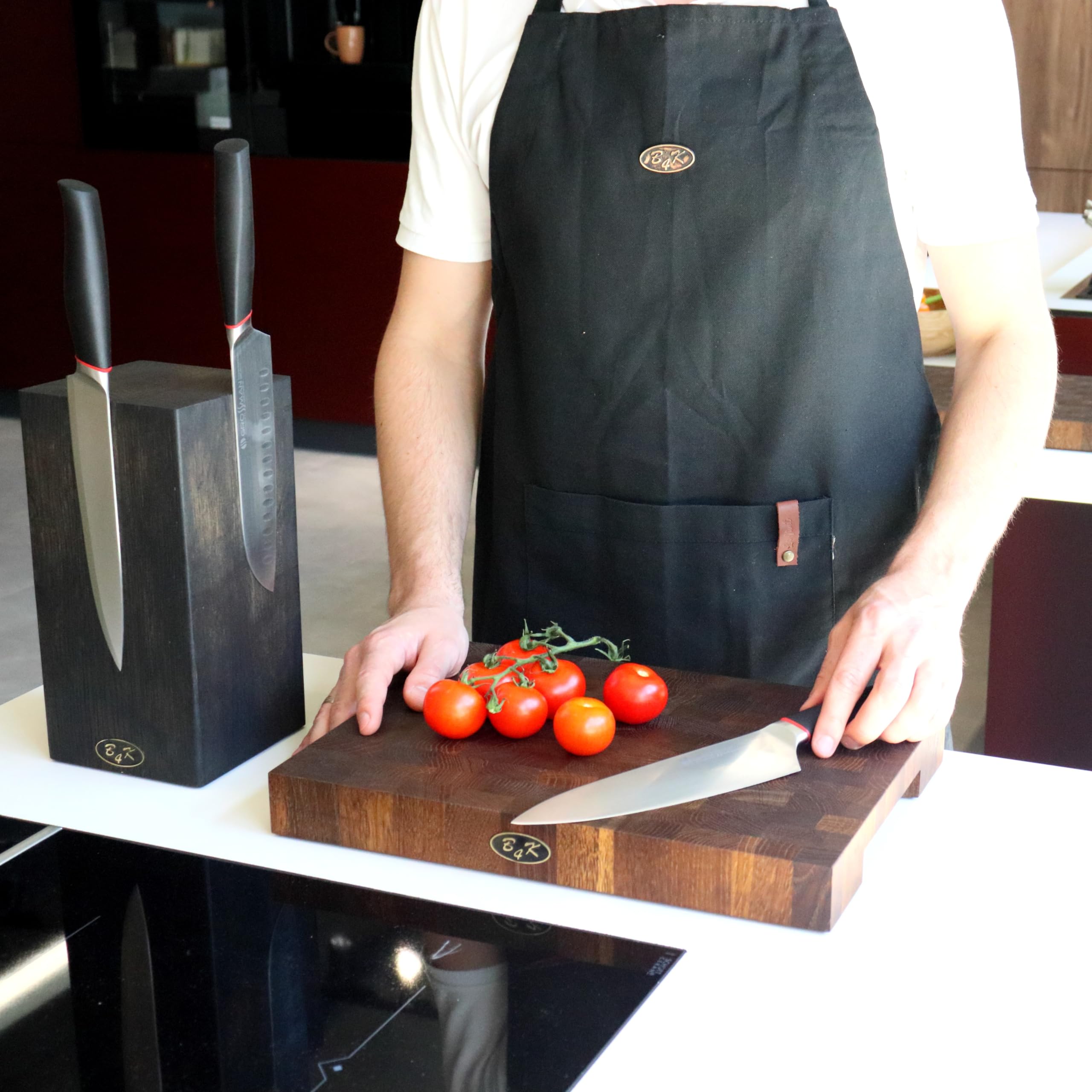 B4K® Tagliere in legno di quercia 37x27x4,3 cm | Con maniglie e piedini in silicone | Antibatterico e oliato | Tagliere da cucina artigianale