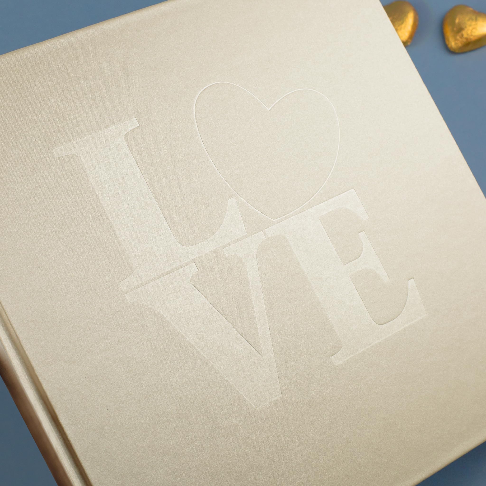 Herz & Heim® Personalisierbares Gästebuch zur Hochzeit – Edles Design mit LOVE-Prägung – Hochzeitsbuch für Erinnerungen – 176 Seiten – Hochzeitsalbum „Love“ mit Namen & Datum