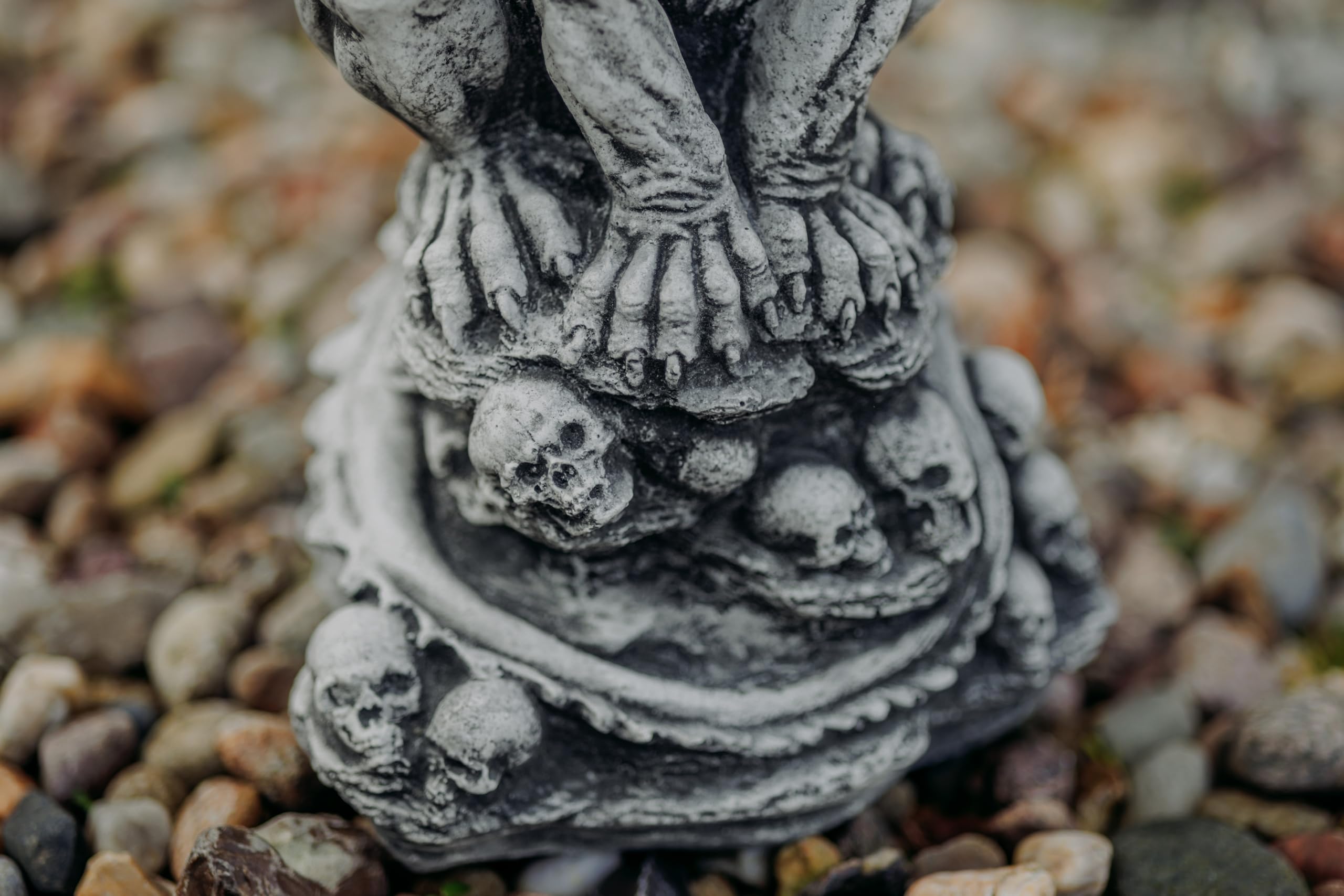 gartendekoparadies.de Gargoyle Gartenfigur mit Flügeln auf Totenschädeln, 40 cm Höhe, 8 kg, Grau, Steinguss, frostsicher für Außenbereich